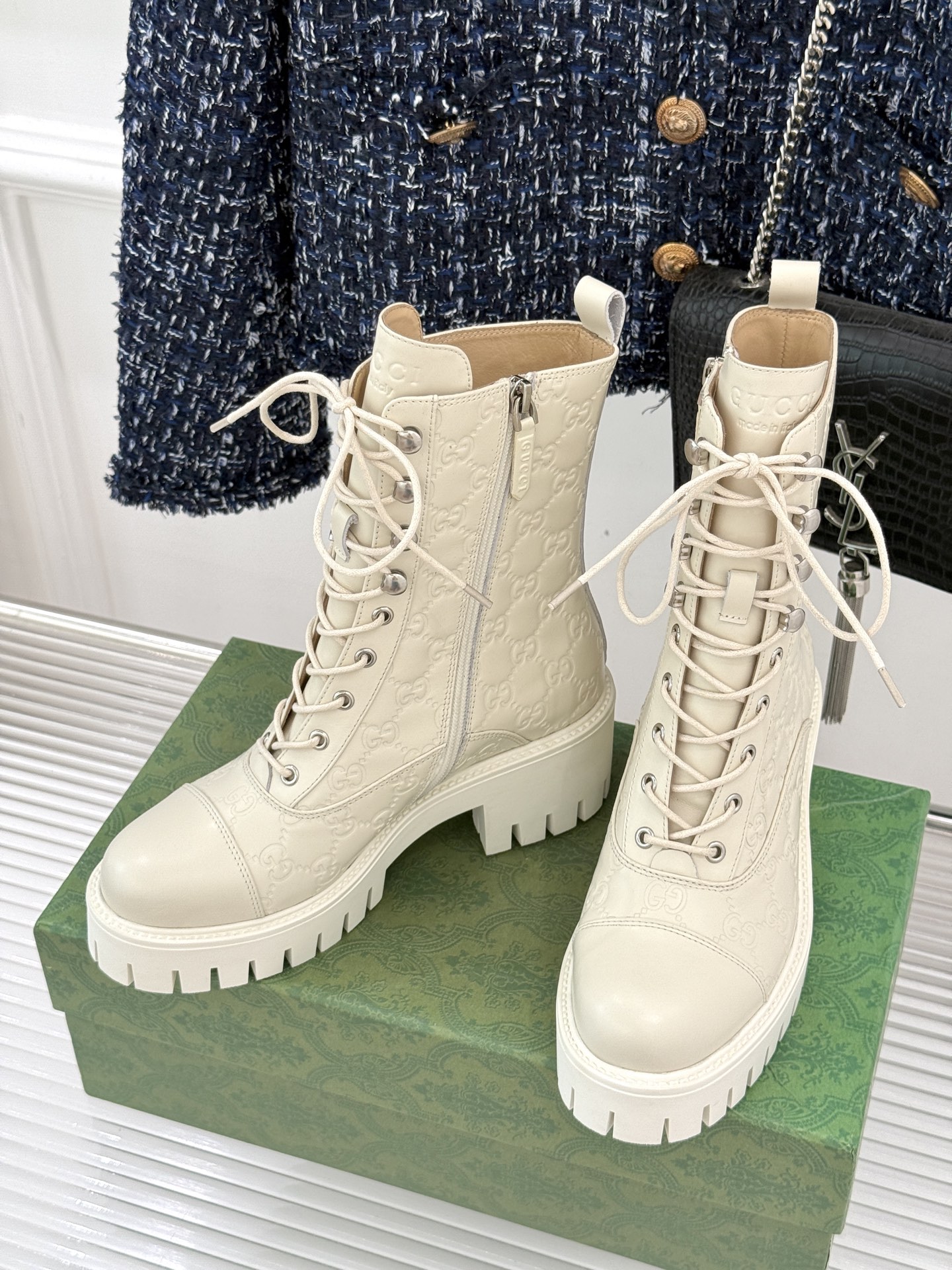Gucci/古驰经典双G压花厚底马丁靴短靴这个秋冬穿上G家这款短靴 拥抱自由与潮流让时尚态度在每一步中尽