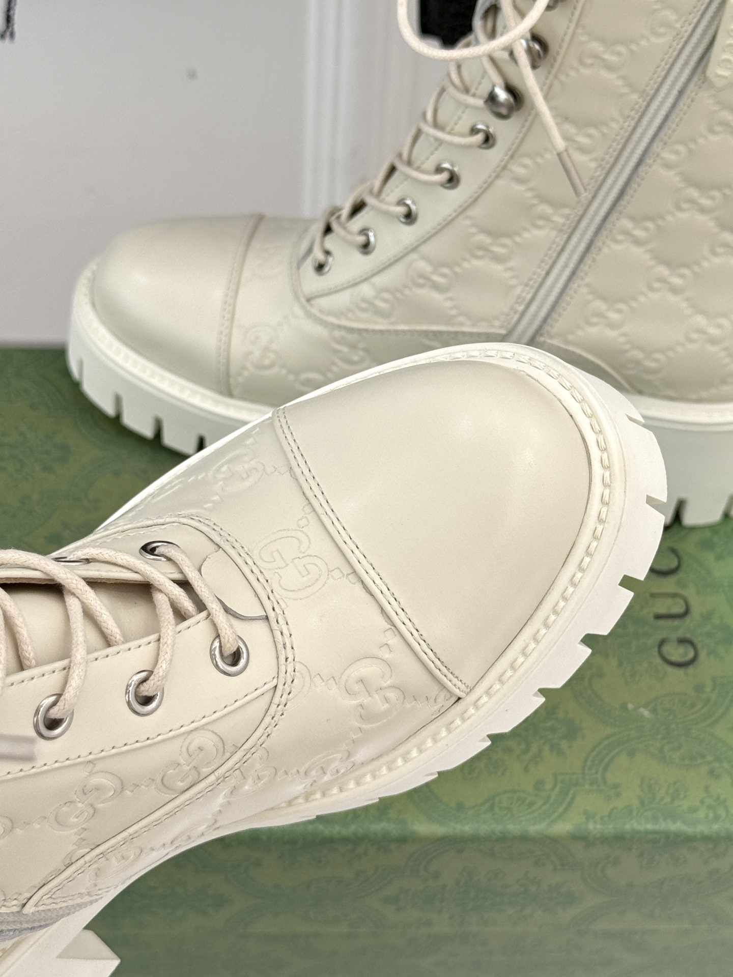 Gucci/古驰经典双G压花厚底马丁靴短靴这个秋冬穿上G家这款短靴 拥抱自由与潮流让时尚态度在每一步中尽