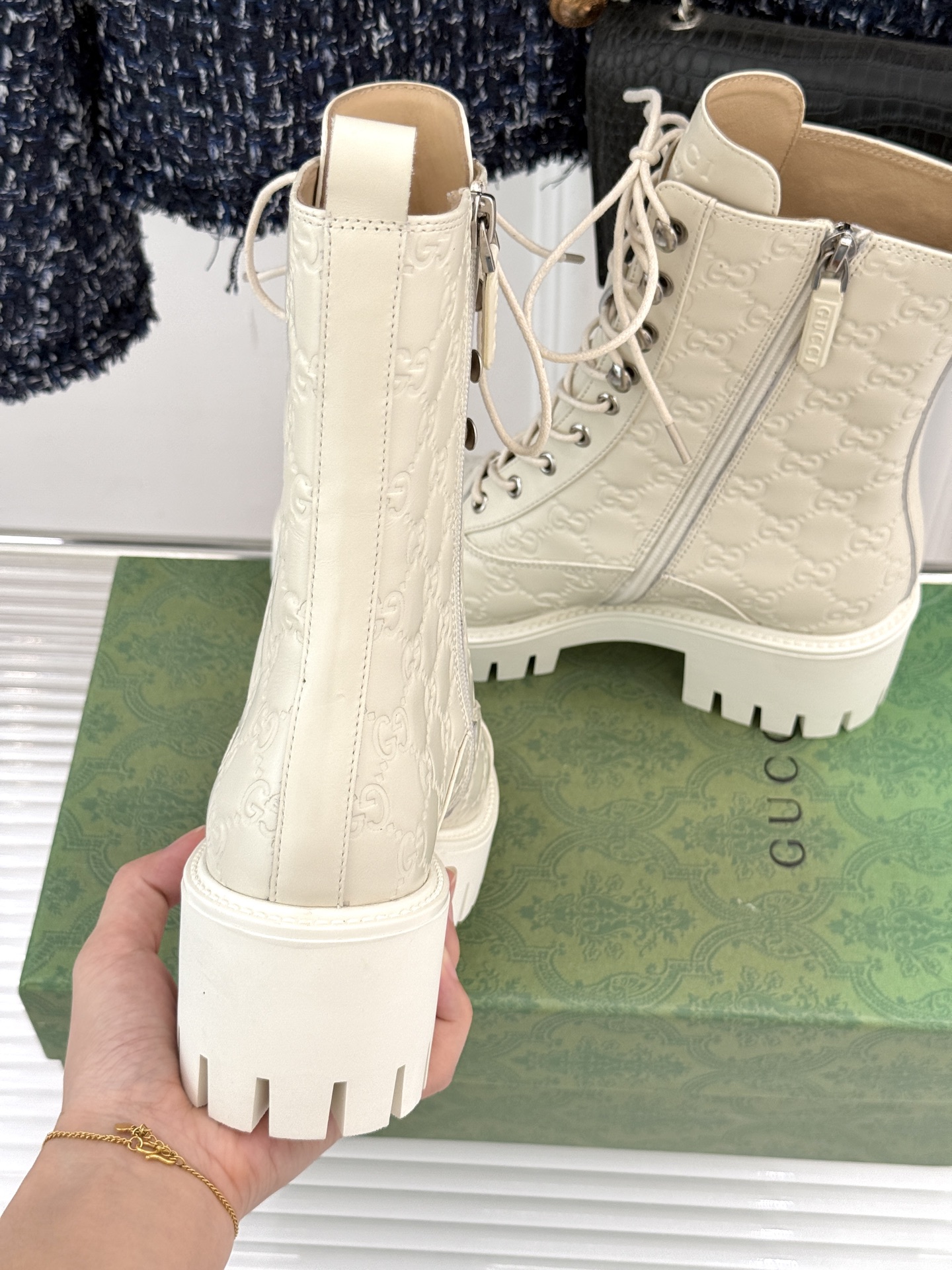 Gucci/古驰经典双G压花厚底马丁靴短靴这个秋冬穿上G家这款短靴 拥抱自由与潮流让时尚态度在每一步中尽