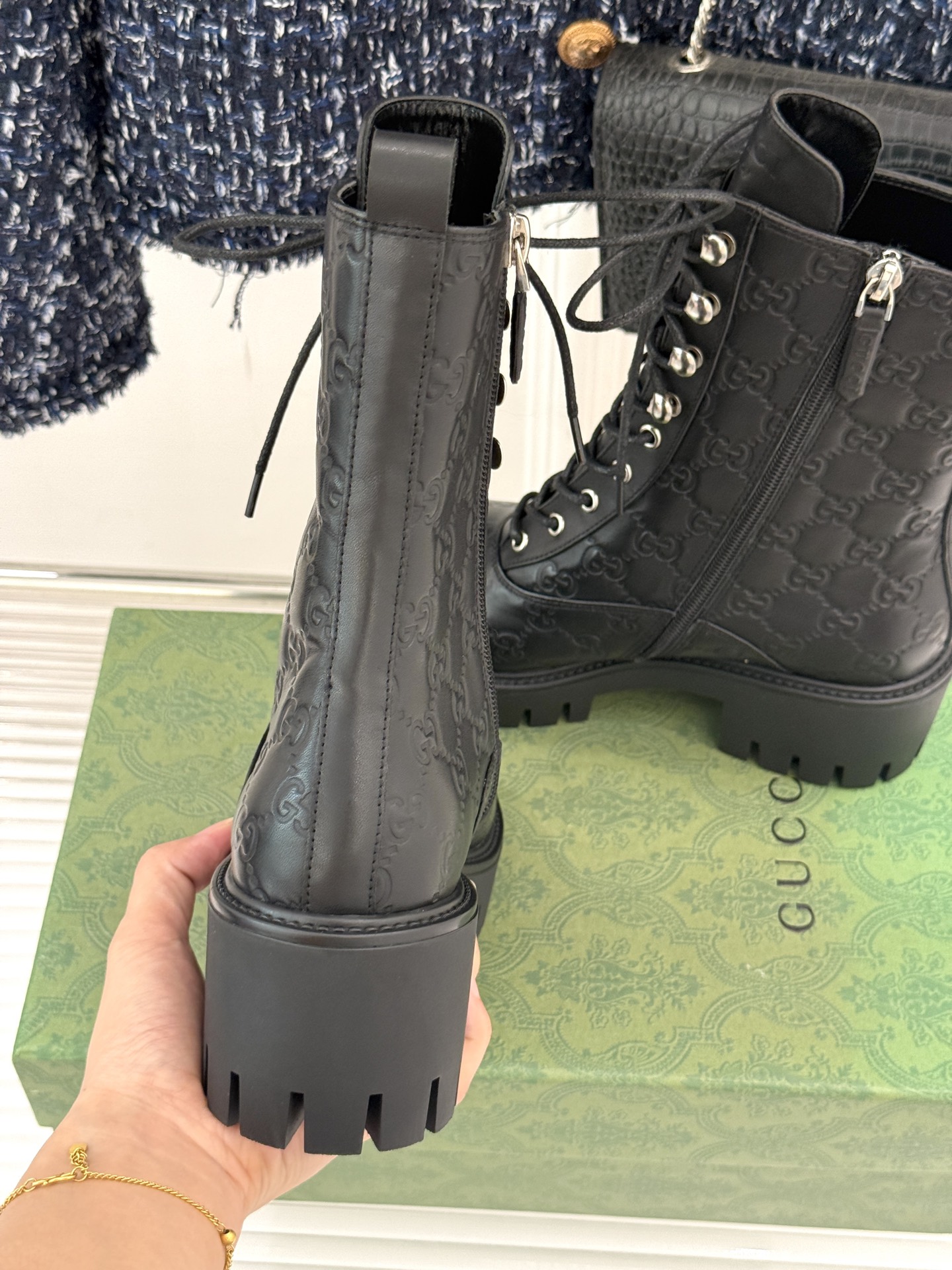 Gucci/古驰经典双G压花厚底马丁靴短靴这个秋冬穿上G家这款短靴 拥抱自由与潮流让时尚态度在每一步中尽