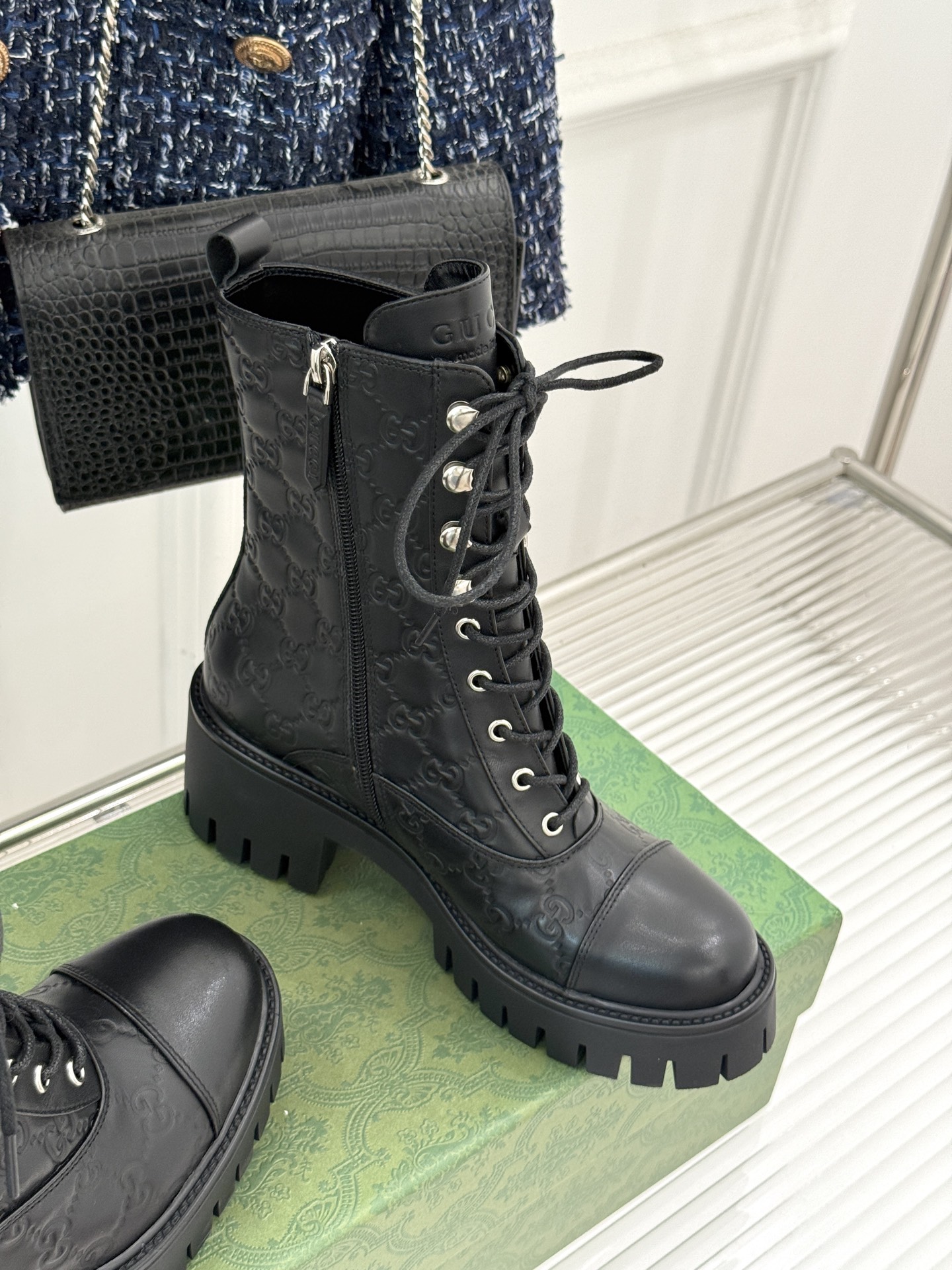 Gucci/古驰经典双G压花厚底马丁靴短靴这个秋冬穿上G家这款短靴 拥抱自由与潮流让时尚态度在每一步中尽