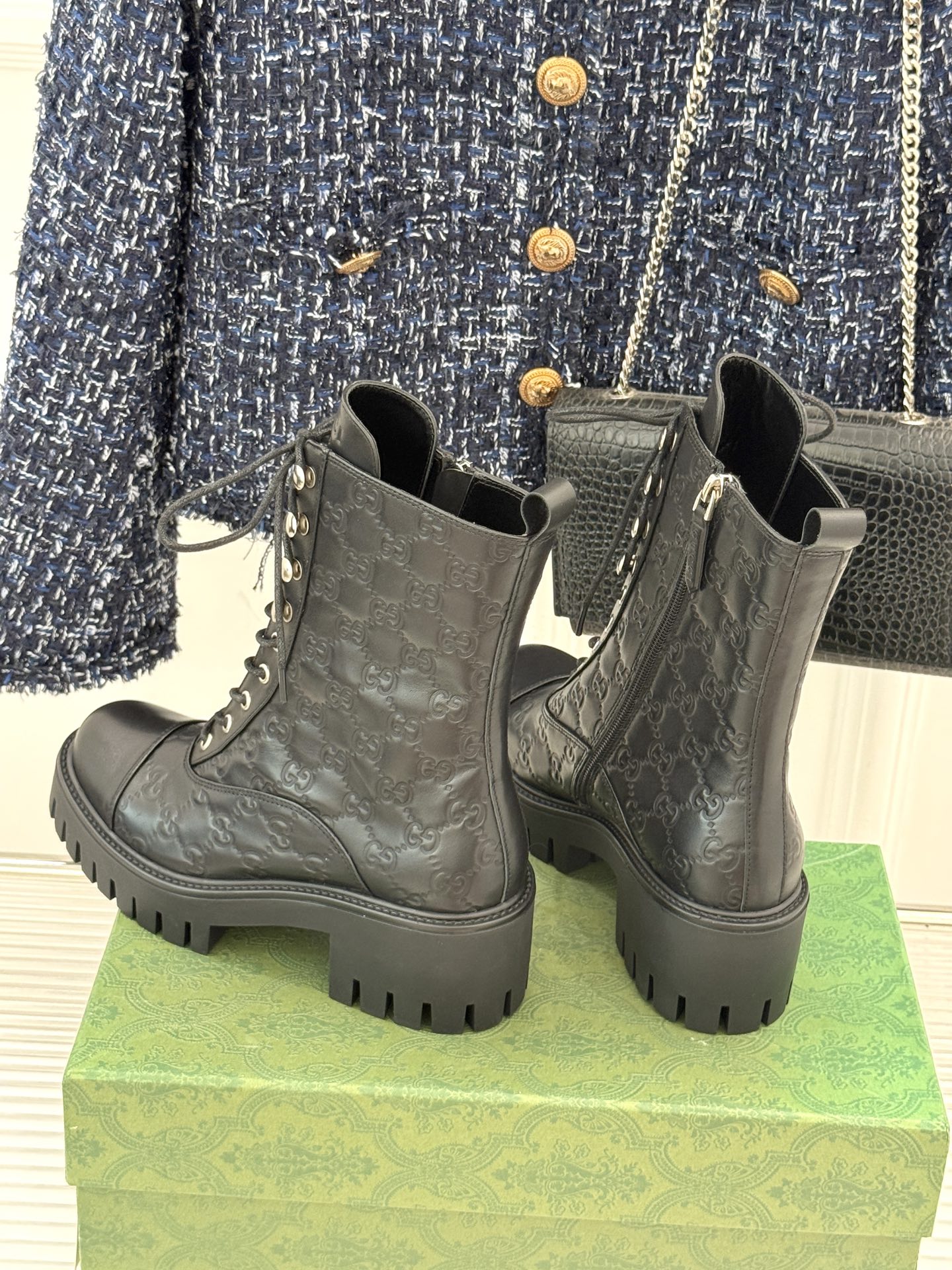Gucci/古驰经典双G压花厚底马丁靴短靴这个秋冬穿上G家这款短靴 拥抱自由与潮流让时尚态度在每一步中尽