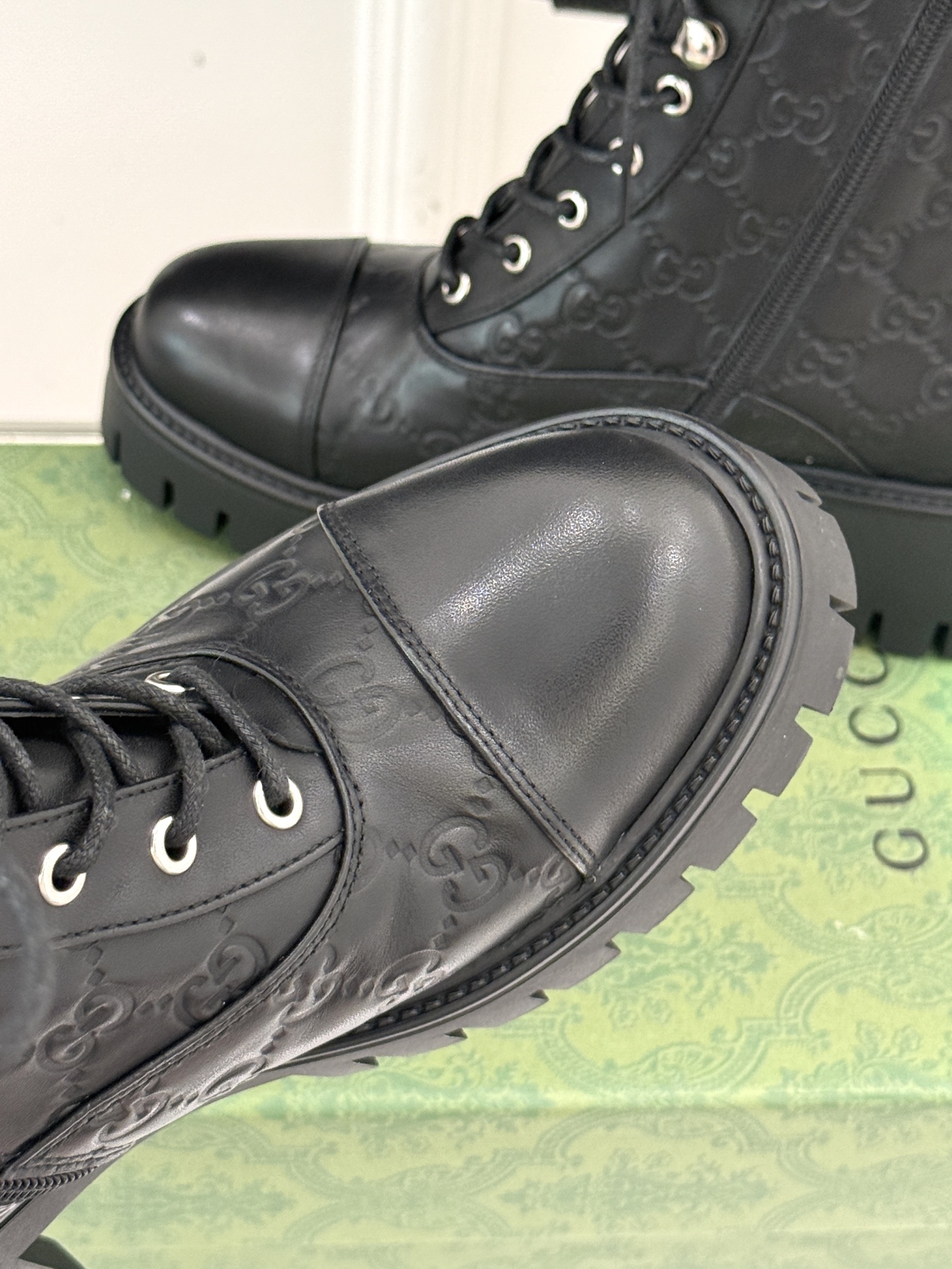 Gucci/古驰经典双G压花厚底马丁靴短靴这个秋冬穿上G家这款短靴 拥抱自由与潮流让时尚态度在每一步中尽