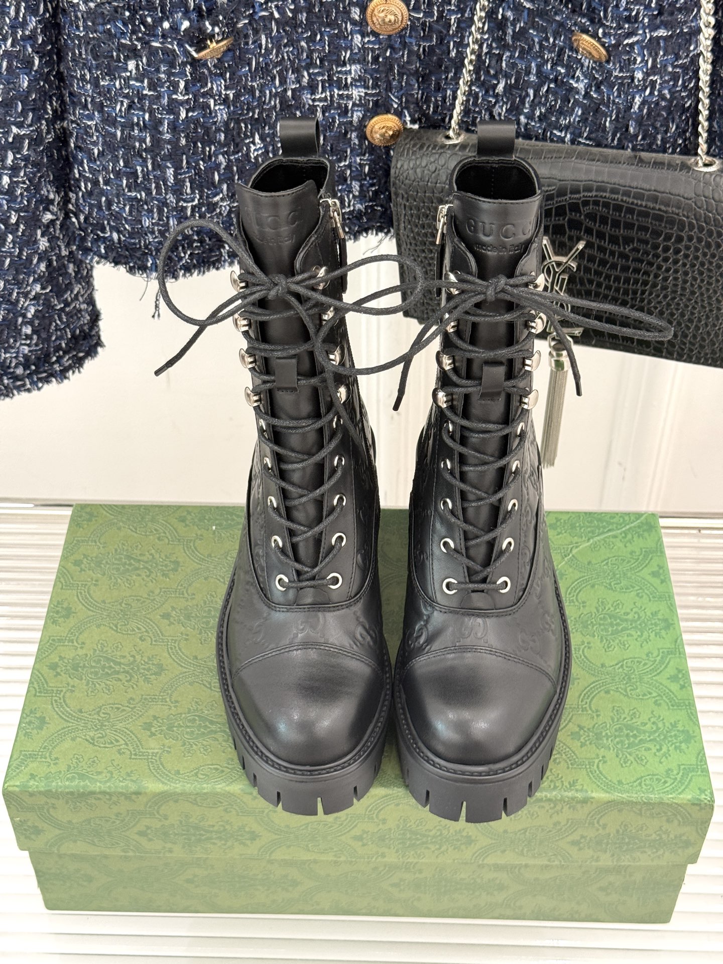 Gucci/古驰经典双G压花厚底马丁靴短靴这个秋冬穿上G家这款短靴 拥抱自由与潮流让时尚态度在每一步中尽
