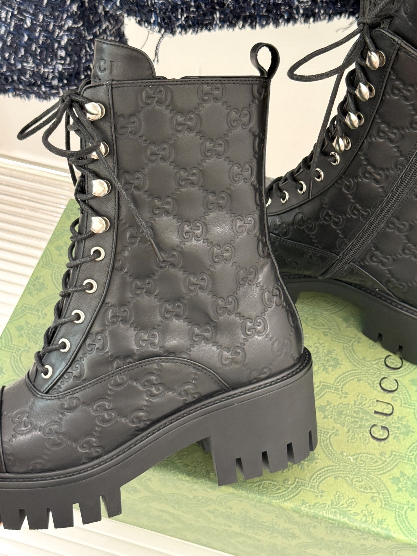 Gucci/古驰经典双G压花厚底马丁靴短靴这个秋冬穿上G家这款短靴 拥抱自由与潮流让时尚态度在每一步中尽