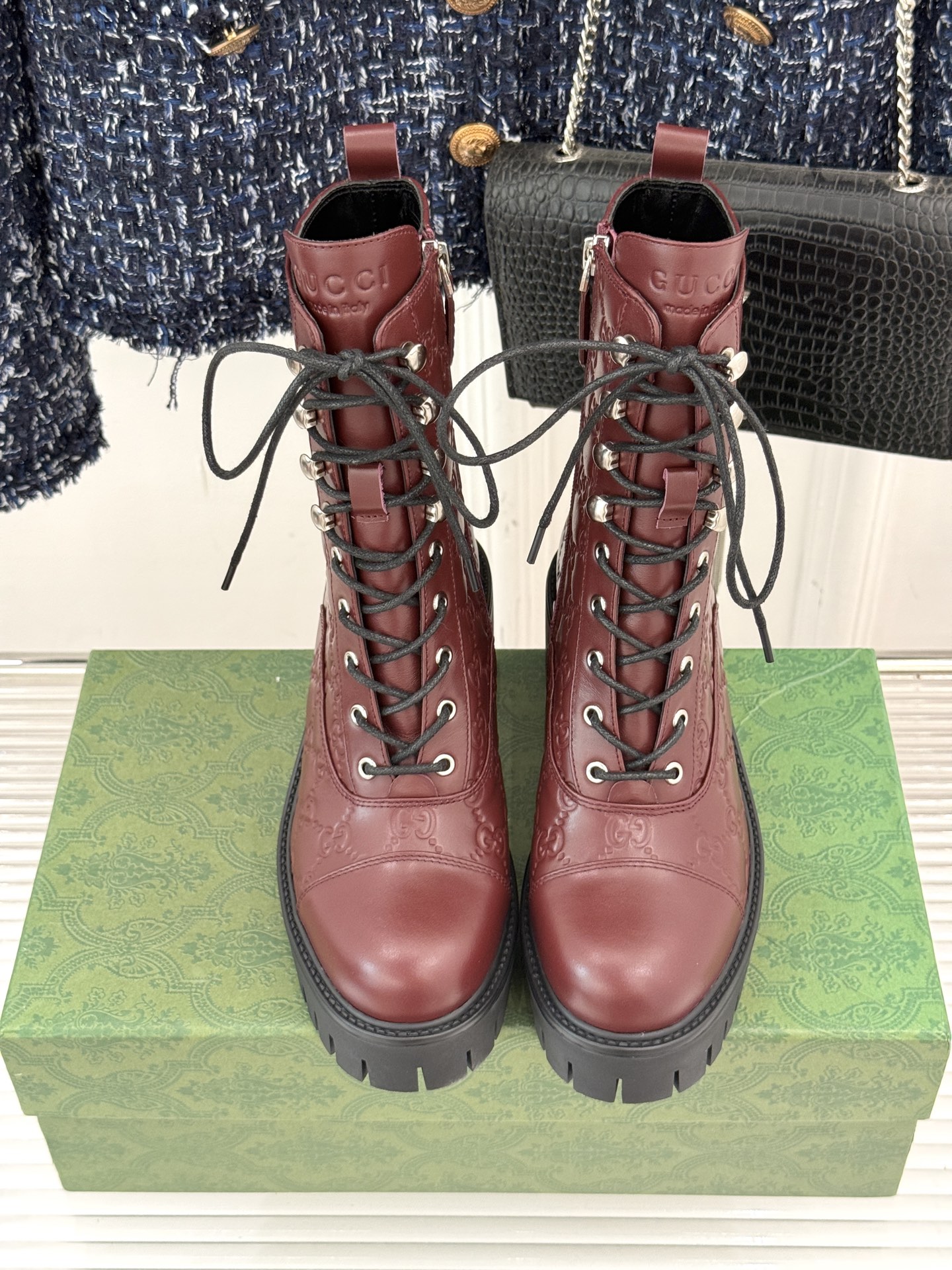 Gucci/古驰经典双G压花厚底马丁靴短靴这个秋冬穿上G家这款短靴 拥抱自由与潮流让时尚态度在每一步中尽