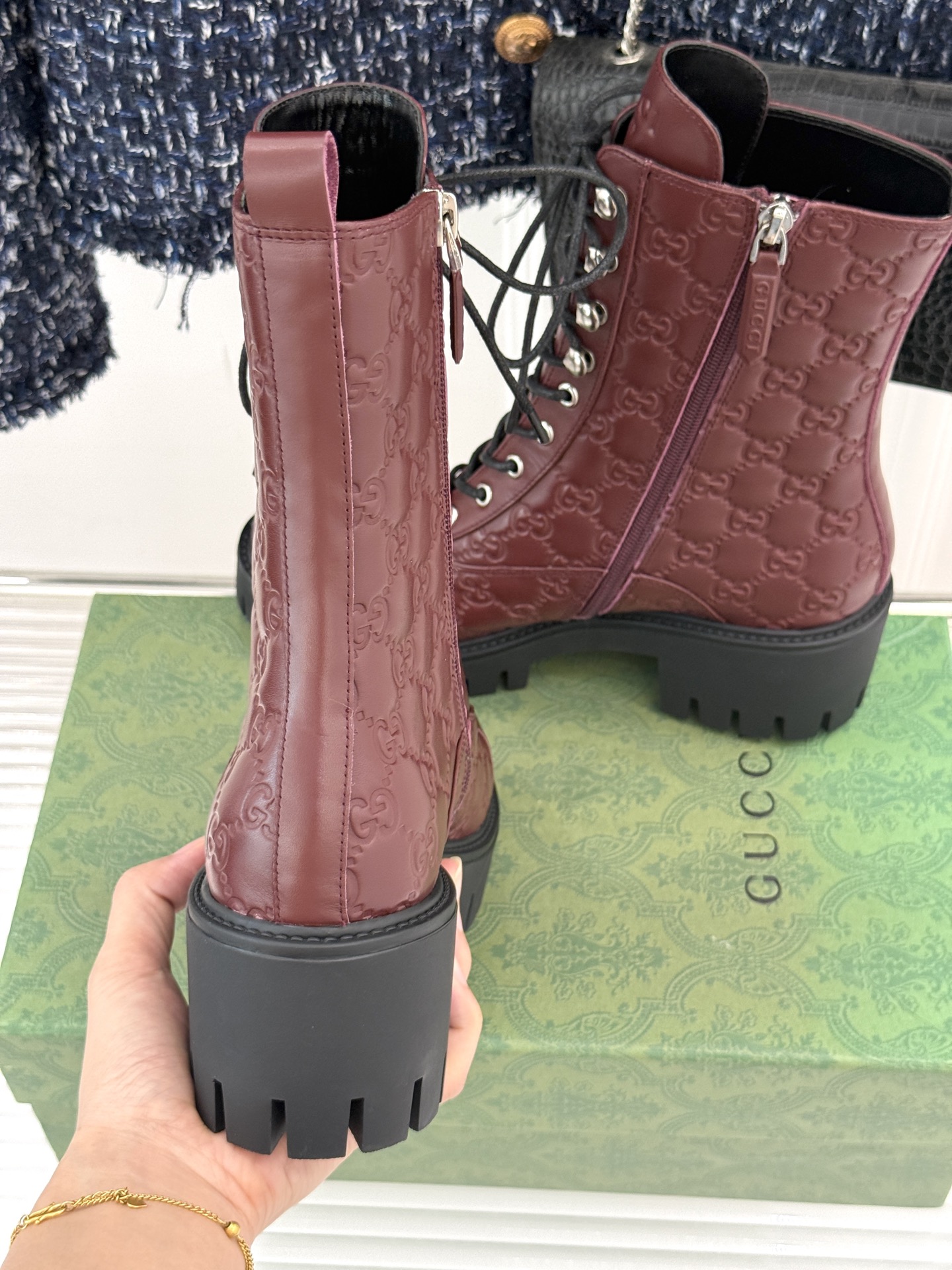 Gucci/古驰经典双G压花厚底马丁靴短靴这个秋冬穿上G家这款短靴 拥抱自由与潮流让时尚态度在每一步中尽