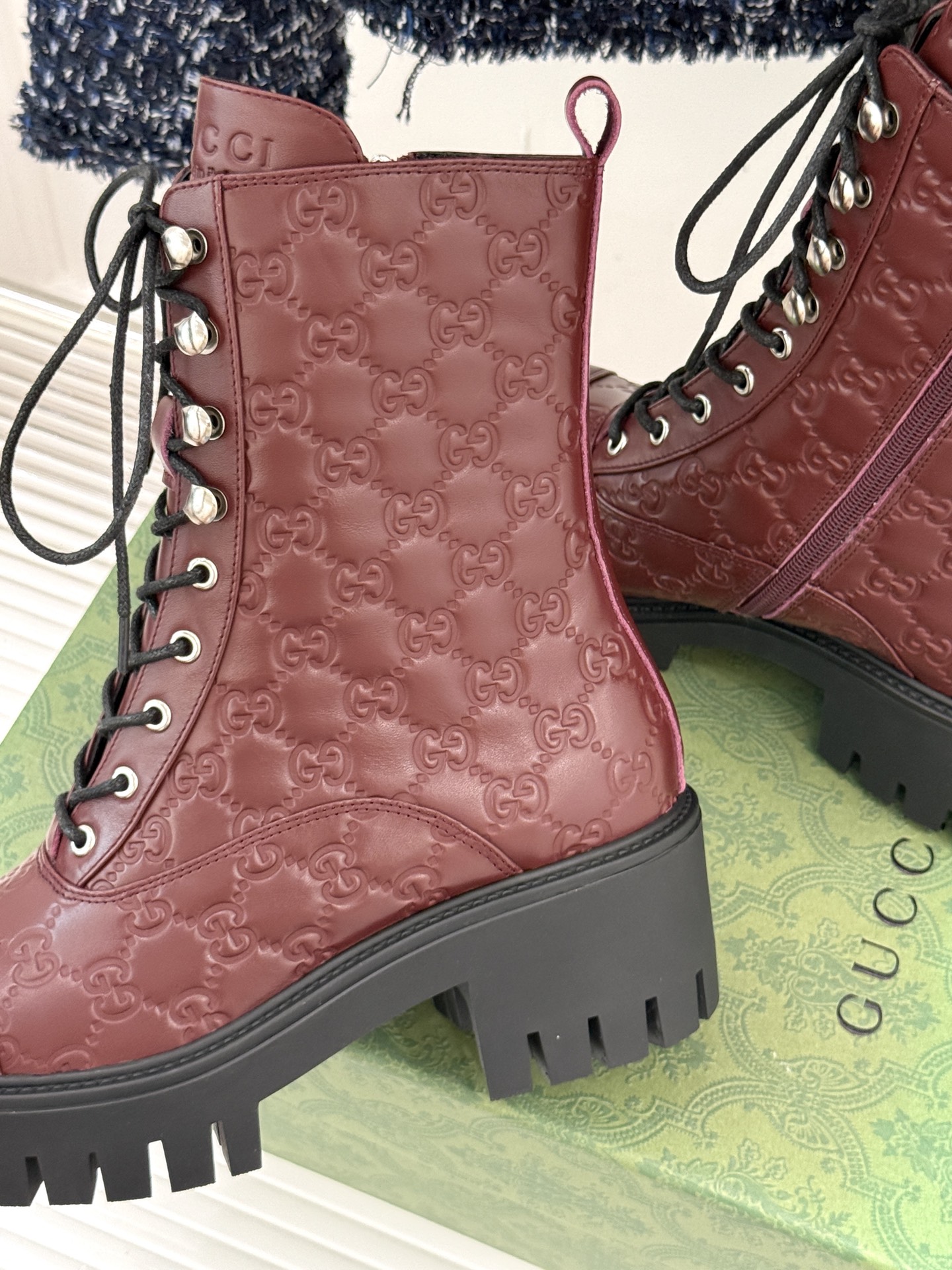 Gucci/古驰经典双G压花厚底马丁靴短靴这个秋冬穿上G家这款短靴 拥抱自由与潮流让时尚态度在每一步中尽