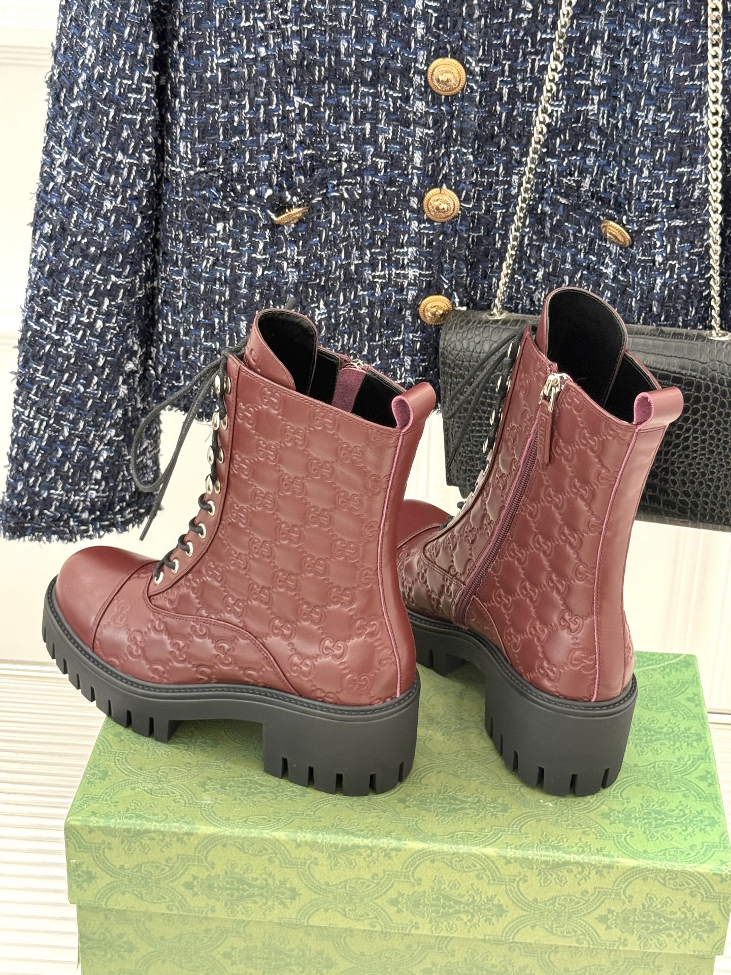 Gucci/古驰经典双G压花厚底马丁靴短靴这个秋冬穿上G家这款短靴 拥抱自由与潮流让时尚态度在每一步中尽