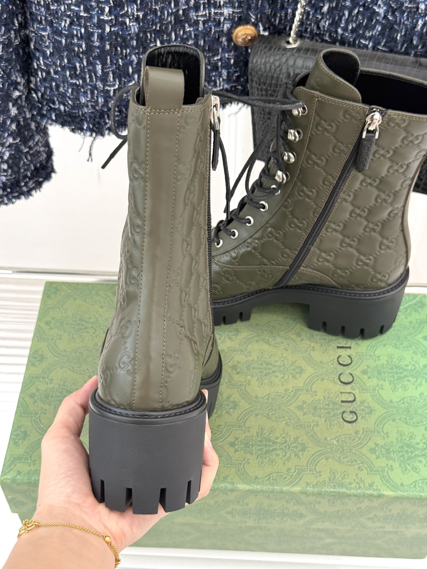 Gucci/古驰经典双G压花厚底马丁靴短靴这个秋冬穿上G家这款短靴 拥抱自由与潮流让时尚态度在每一步中尽