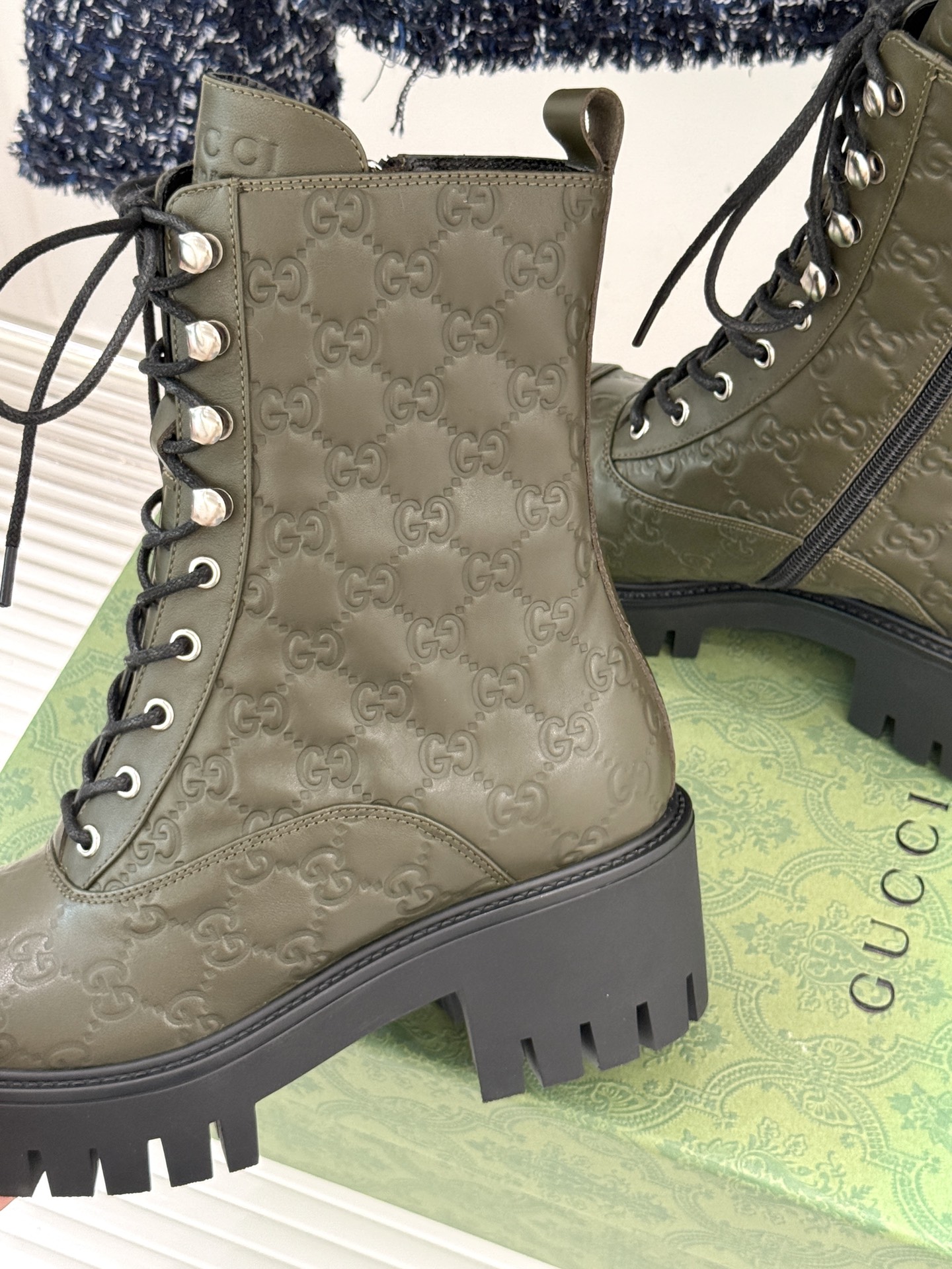 Gucci/古驰经典双G压花厚底马丁靴短靴这个秋冬穿上G家这款短靴 拥抱自由与潮流让时尚态度在每一步中尽