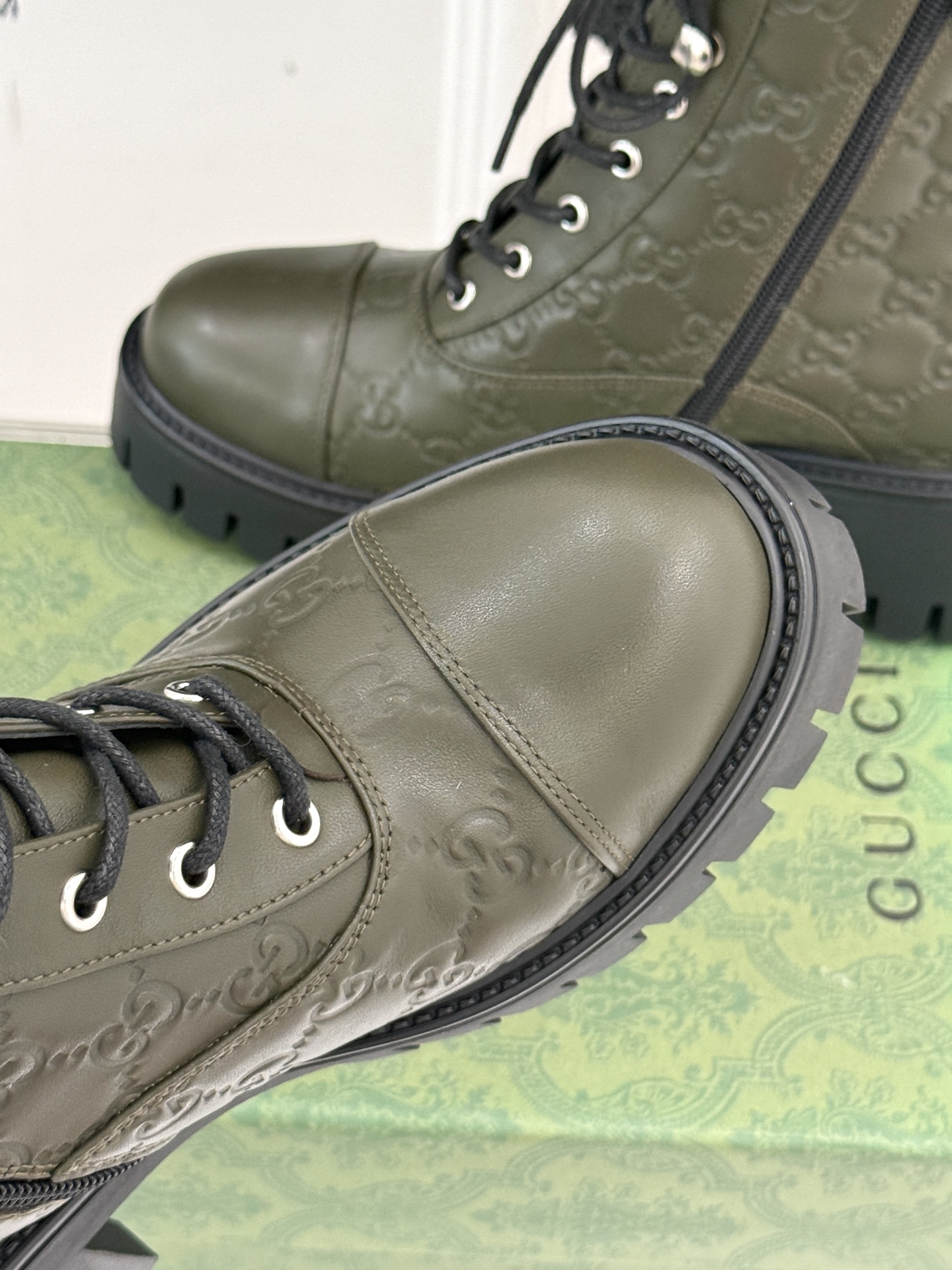 Gucci/古驰经典双G压花厚底马丁靴短靴这个秋冬穿上G家这款短靴 拥抱自由与潮流让时尚态度在每一步中尽