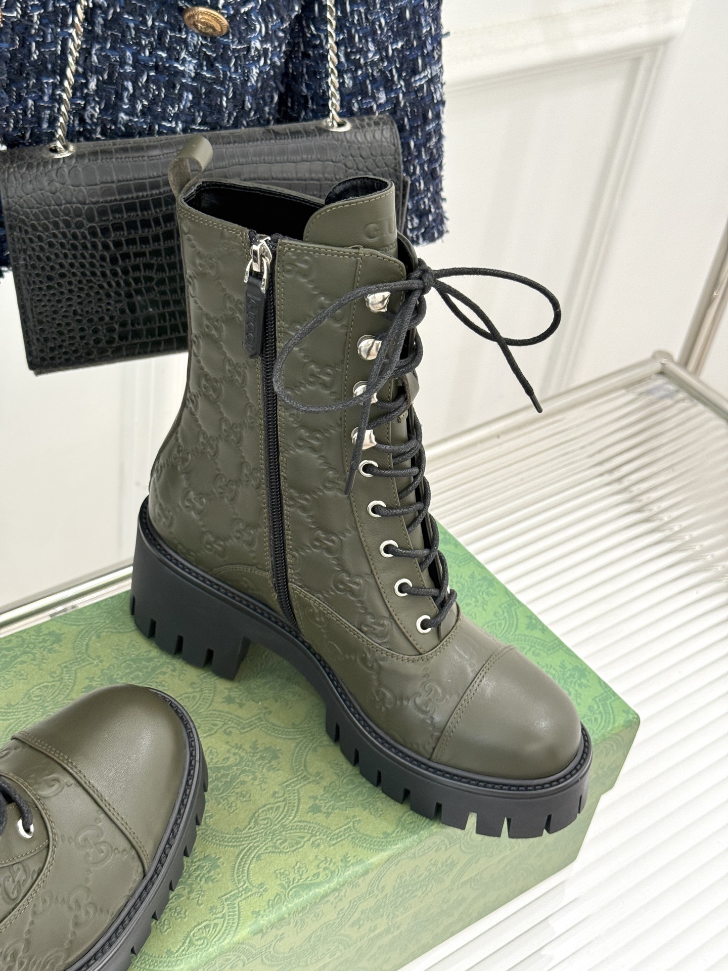 Gucci/古驰经典双G压花厚底马丁靴短靴这个秋冬穿上G家这款短靴 拥抱自由与潮流让时尚态度在每一步中尽