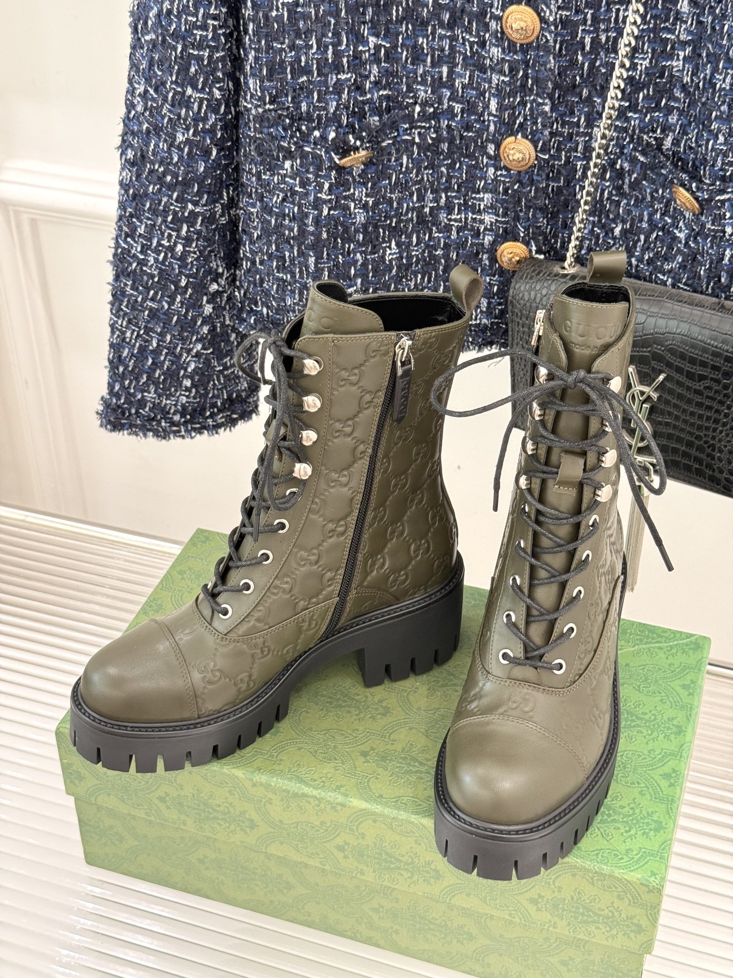 Gucci/古驰经典双G压花厚底马丁靴短靴这个秋冬穿上G家这款短靴 拥抱自由与潮流让时尚态度在每一步中尽