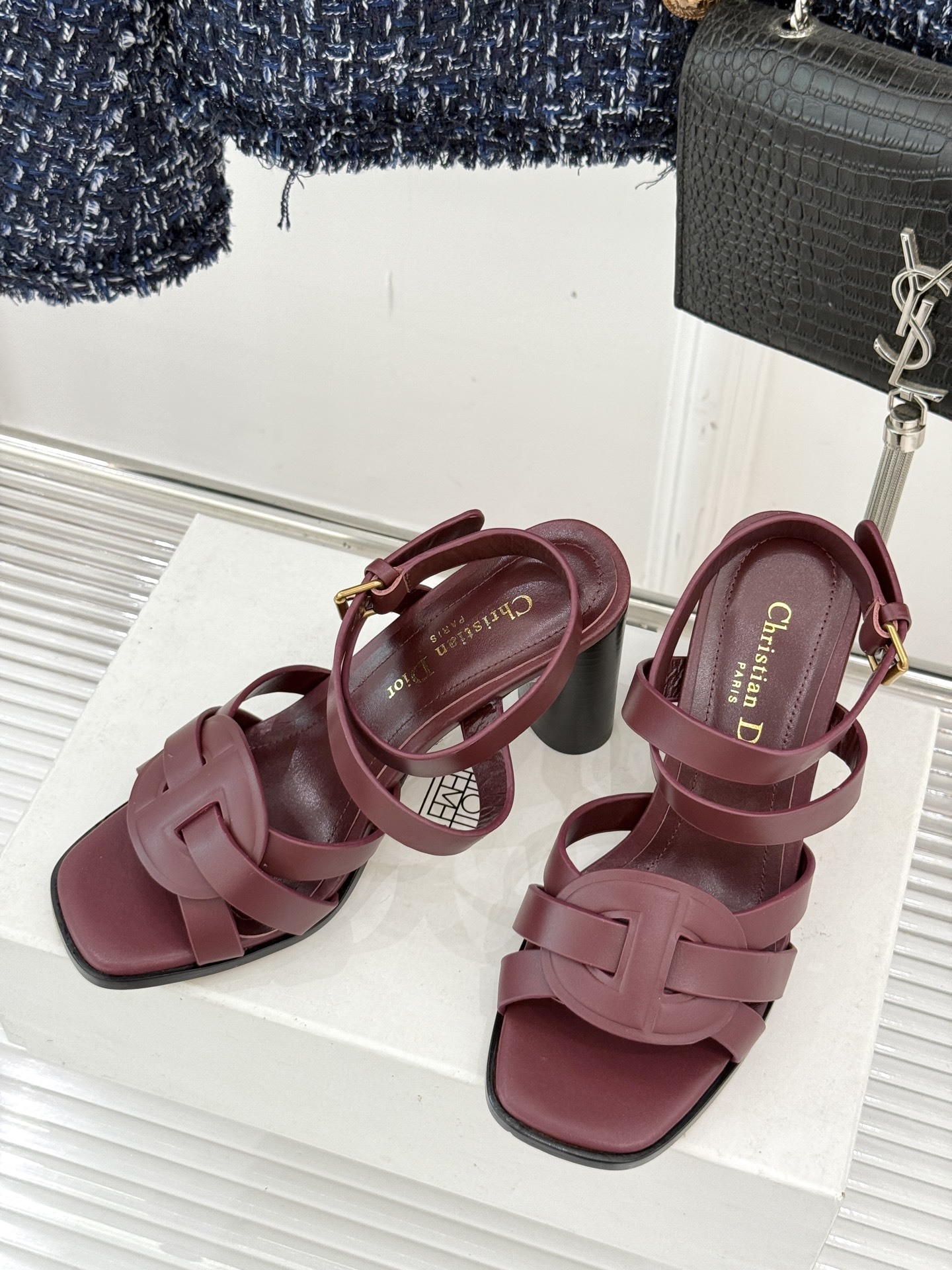 Dior/迪奥25WF新品编织粗跟凉鞋这双鞋是D家匠心工艺与时尚灵感的结晶为你的夏日穿搭注入浪漫法式风情