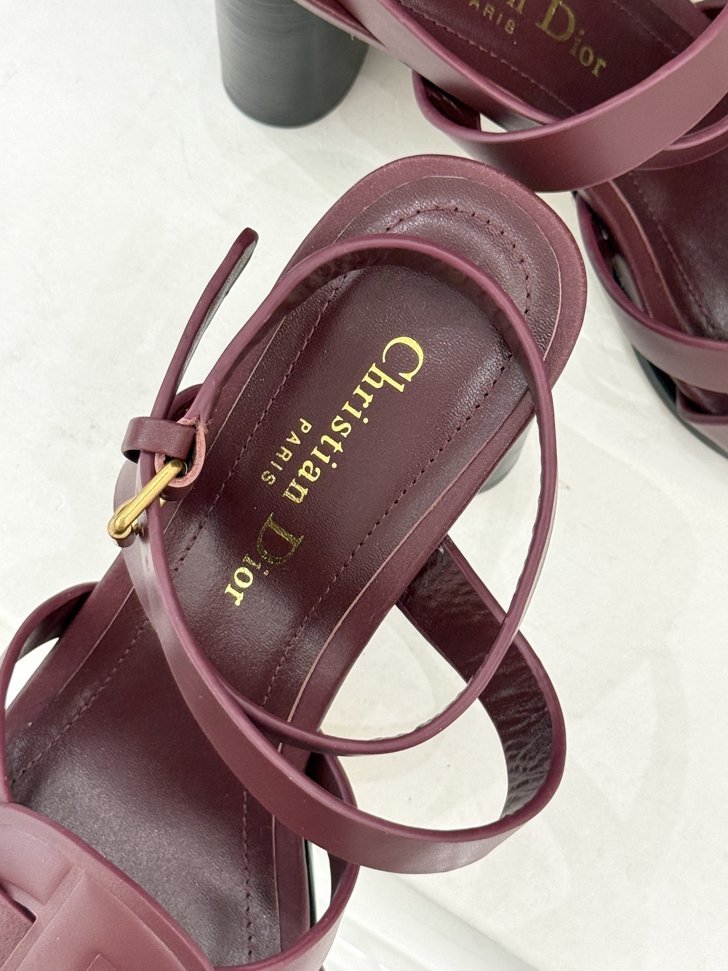 Dior/迪奥25WF新品编织粗跟凉鞋这双鞋是D家匠心工艺与时尚灵感的结晶为你的夏日穿搭注入浪漫法式风情