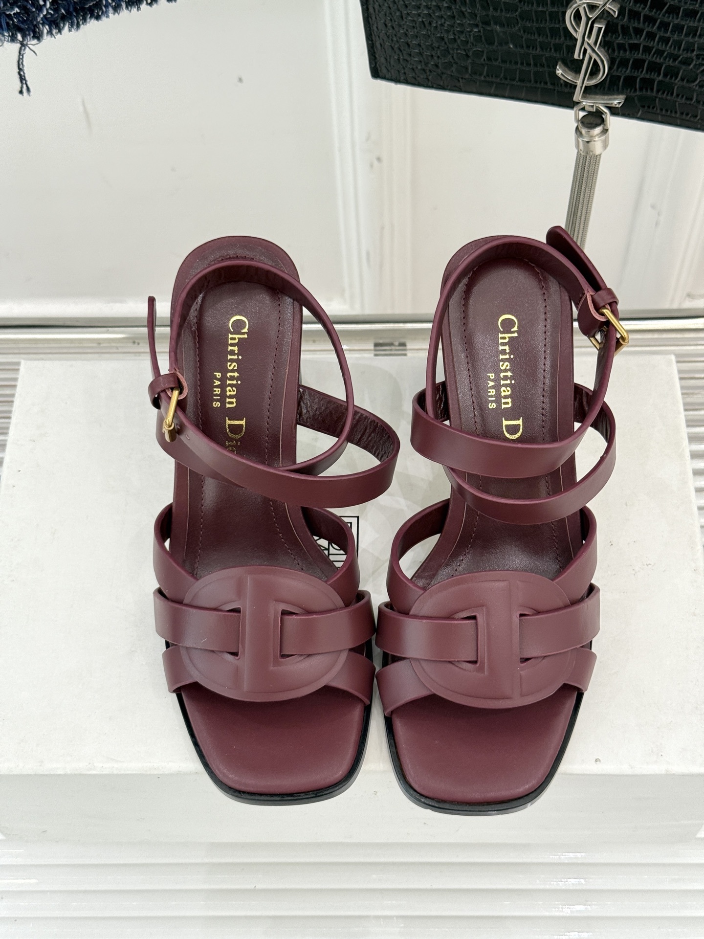 Dior/迪奥25WF新品编织粗跟凉鞋这双鞋是D家匠心工艺与时尚灵感的结晶为你的夏日穿搭注入浪漫法式风情
