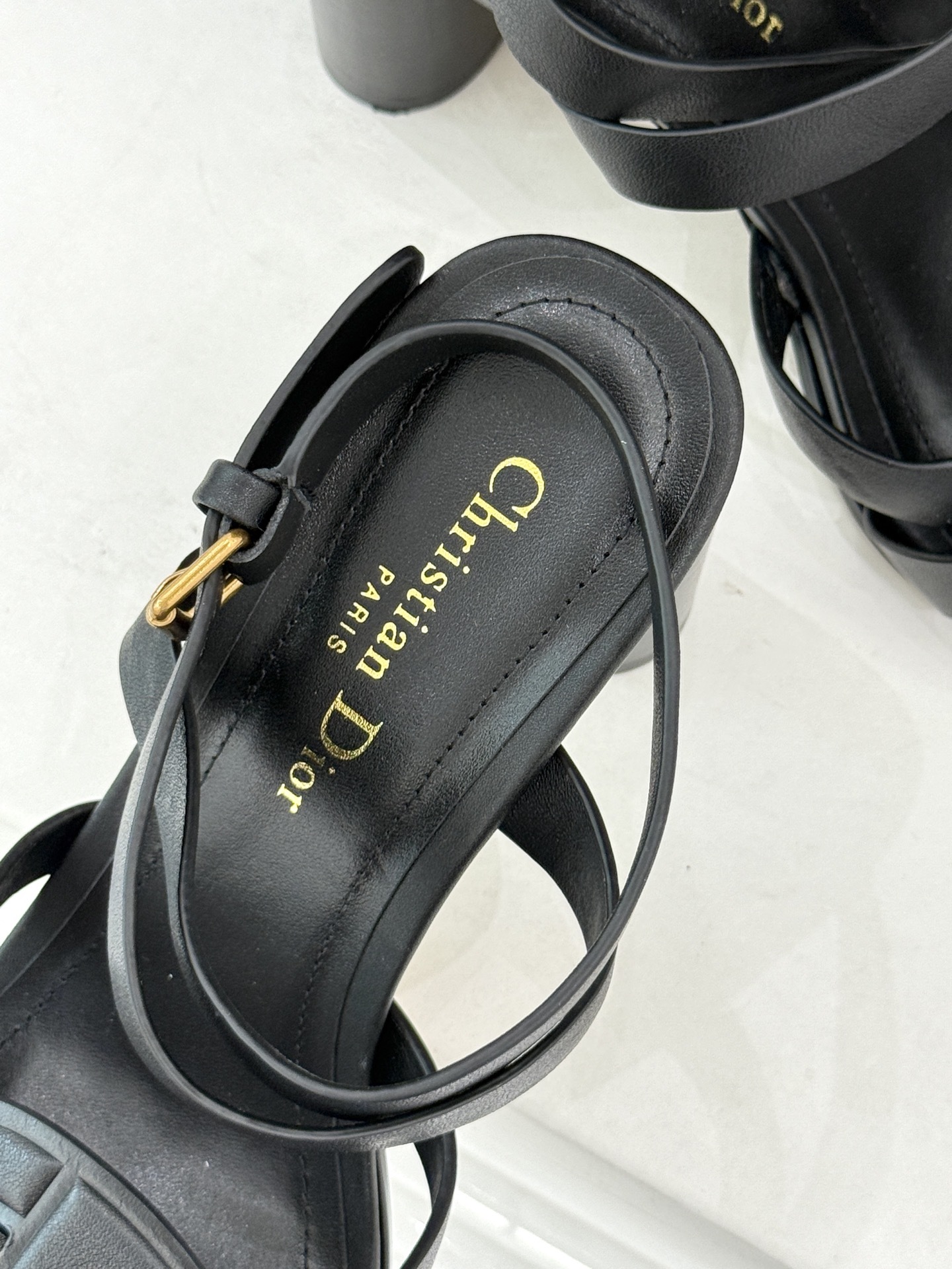 Dior/迪奥25WF新品编织粗跟凉鞋这双鞋是D家匠心工艺与时尚灵感的结晶为你的夏日穿搭注入浪漫法式风情