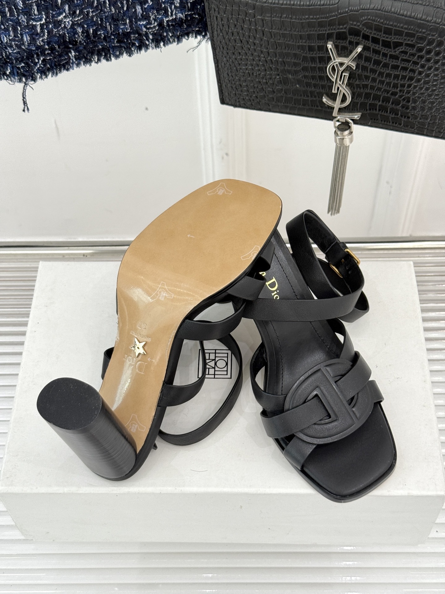 Dior/迪奥25WF新品编织粗跟凉鞋这双鞋是D家匠心工艺与时尚灵感的结晶为你的夏日穿搭注入浪漫法式风情
