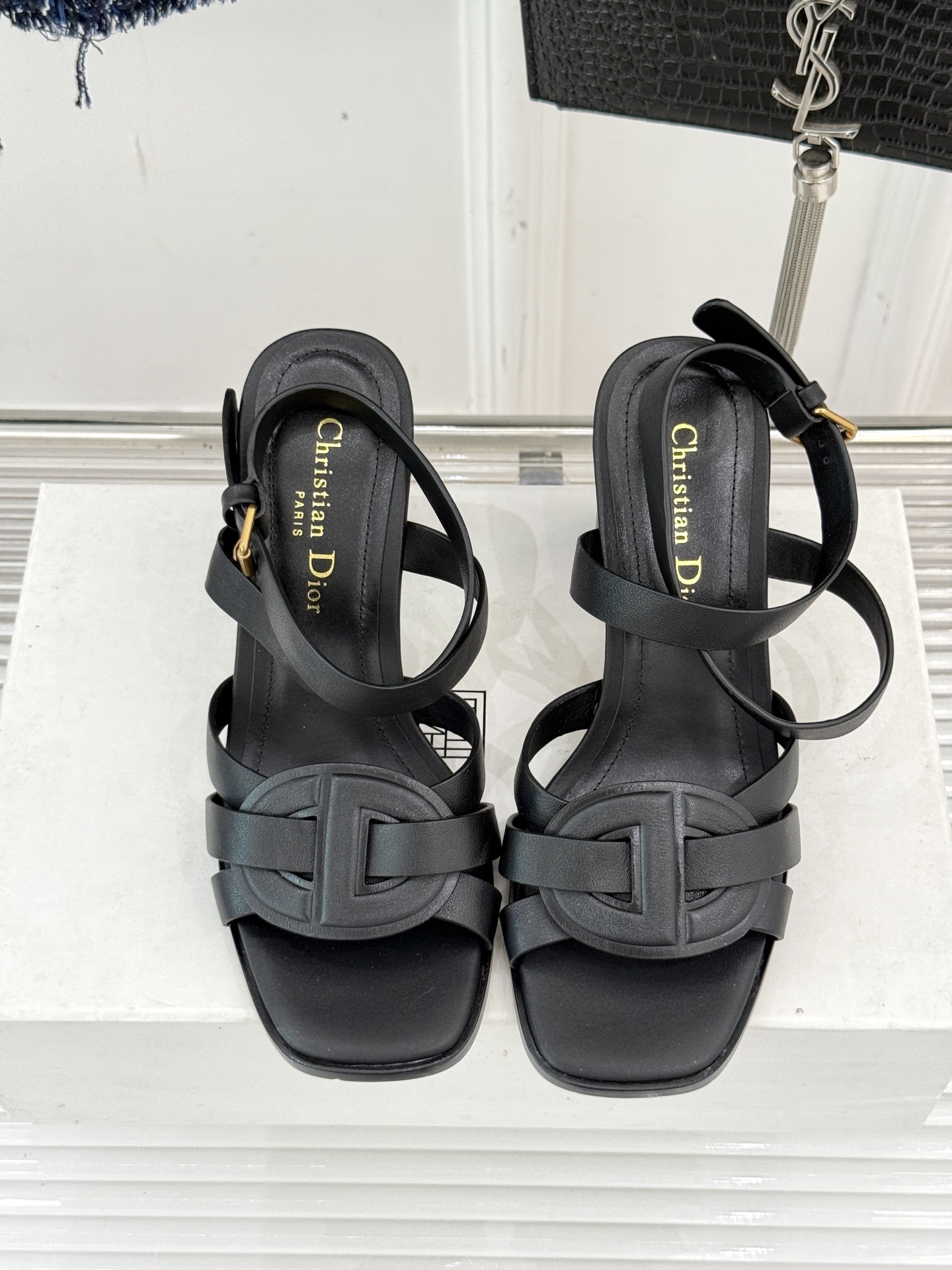 Dior/迪奥25WF新品编织粗跟凉鞋这双鞋是D家匠心工艺与时尚灵感的结晶为你的夏日穿搭注入浪漫法式风情