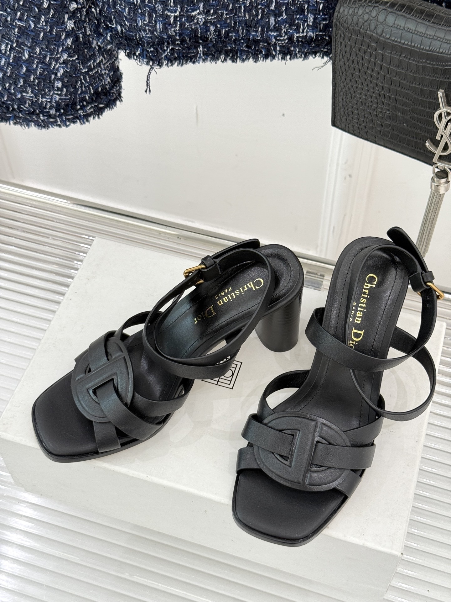 Dior/迪奥25WF新品编织粗跟凉鞋这双鞋是D家匠心工艺与时尚灵感的结晶为你的夏日穿搭注入浪漫法式风情