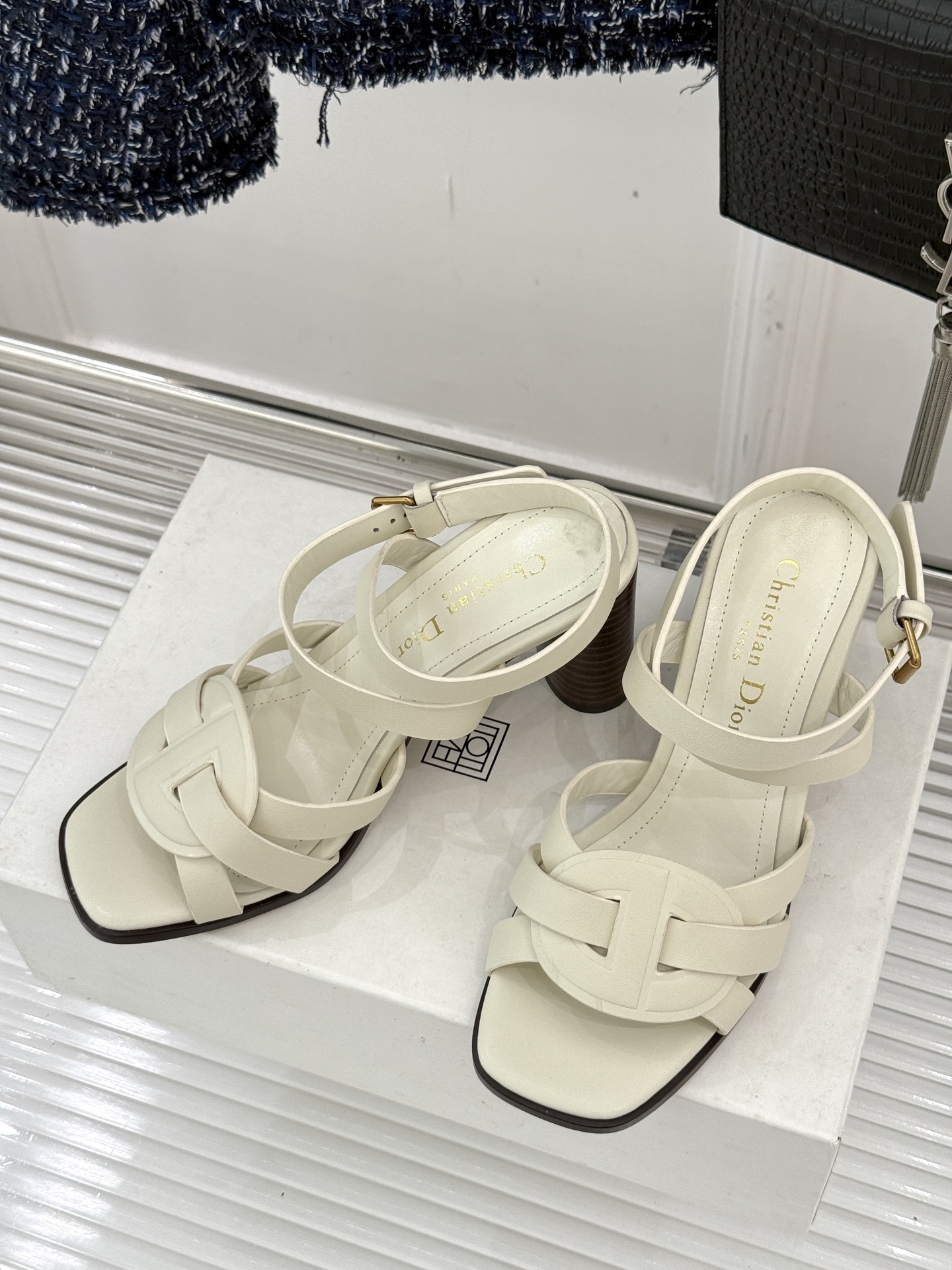 Dior/迪奥25WF新品编织粗跟凉鞋这双鞋是D家匠心工艺与时尚灵感的结晶为你的夏日穿搭注入浪漫法式风情