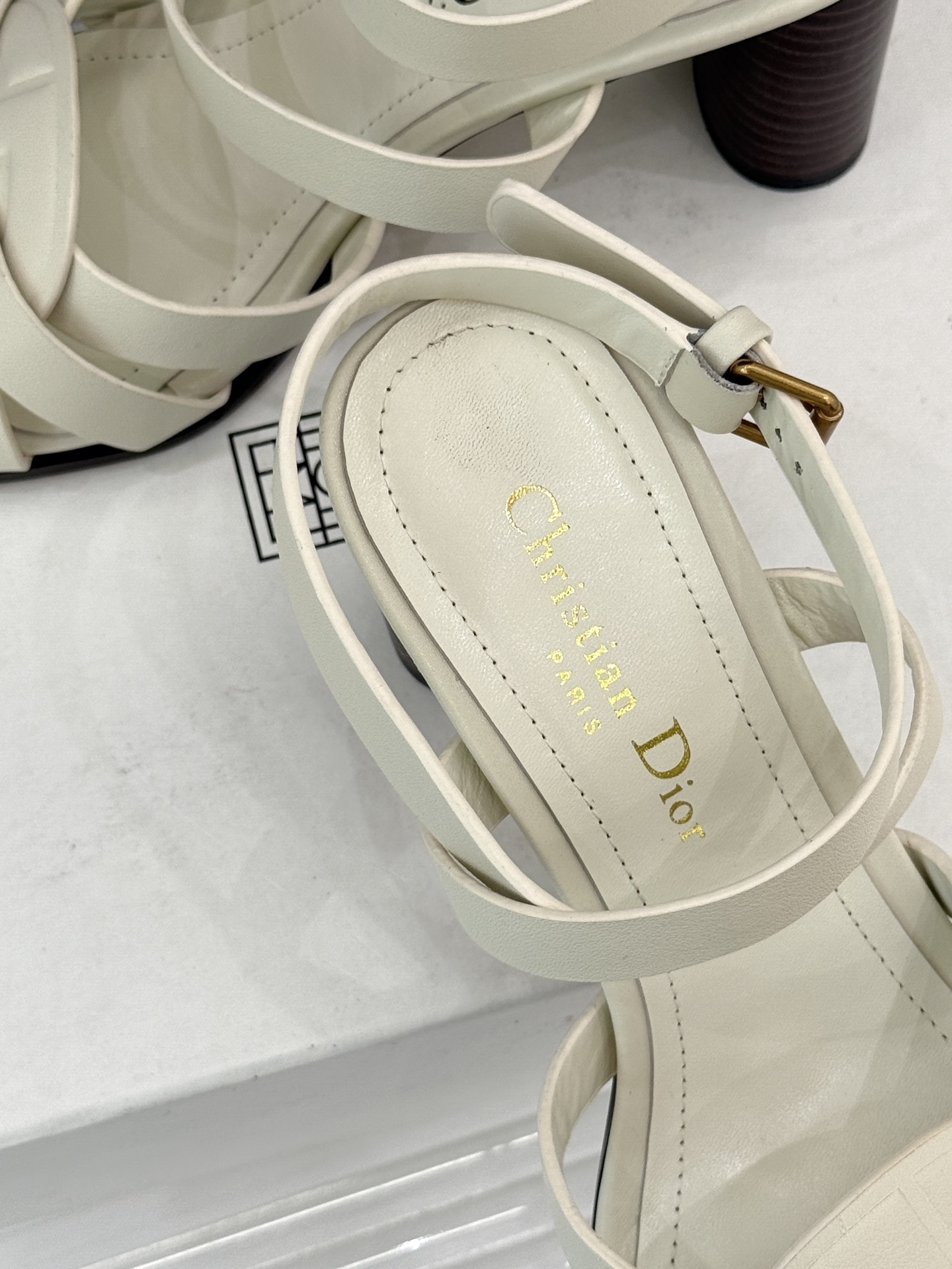 Dior/迪奥25WF新品编织粗跟凉鞋这双鞋是D家匠心工艺与时尚灵感的结晶为你的夏日穿搭注入浪漫法式风情
