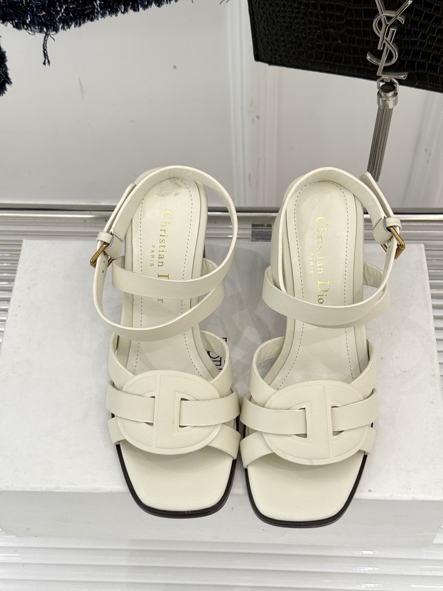 Dior/迪奥25WF新品编织粗跟凉鞋这双鞋是D家匠心工艺与时尚灵感的结晶为你的夏日穿搭注入浪漫法式风情