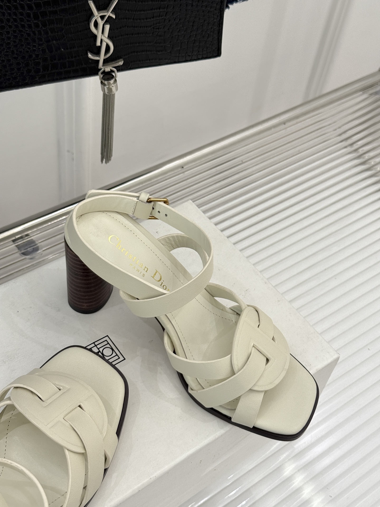 Dior/迪奥25WF新品编织粗跟凉鞋这双鞋是D家匠心工艺与时尚灵感的结晶为你的夏日穿搭注入浪漫法式风情