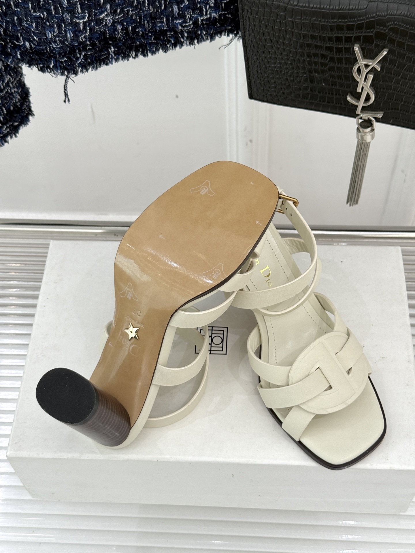 Dior/迪奥25WF新品编织粗跟凉鞋这双鞋是D家匠心工艺与时尚灵感的结晶为你的夏日穿搭注入浪漫法式风情