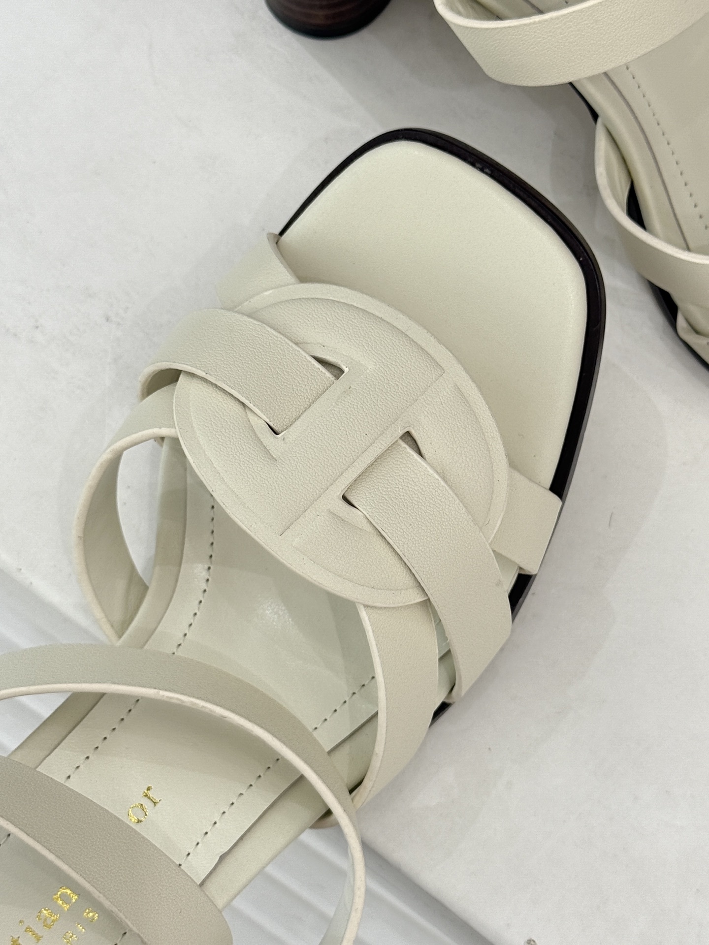 Dior/迪奥25WF新品编织粗跟凉鞋这双鞋是D家匠心工艺与时尚灵感的结晶为你的夏日穿搭注入浪漫法式风情
