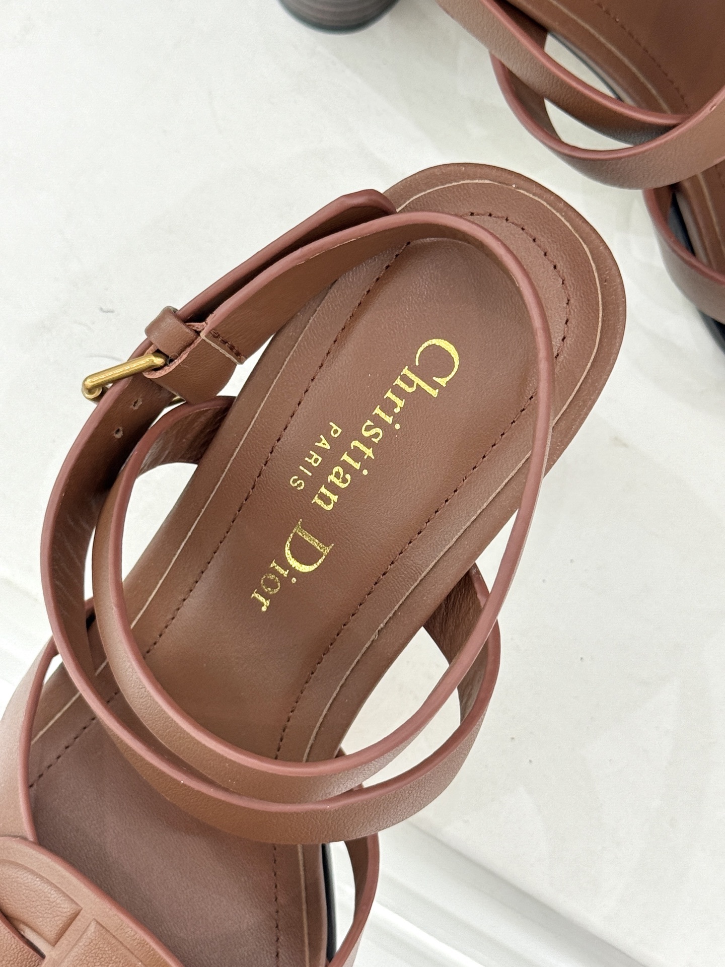 Dior/迪奥25WF新品编织粗跟凉鞋这双鞋是D家匠心工艺与时尚灵感的结晶为你的夏日穿搭注入浪漫法式风情