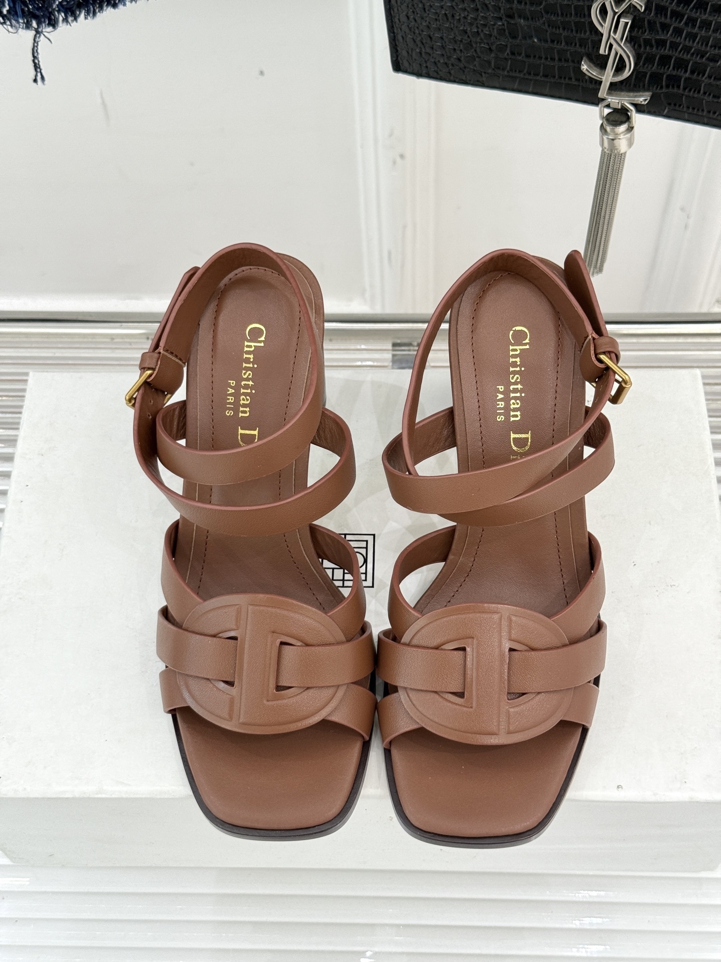 Dior/迪奥25WF新品编织粗跟凉鞋这双鞋是D家匠心工艺与时尚灵感的结晶为你的夏日穿搭注入浪漫法式风情