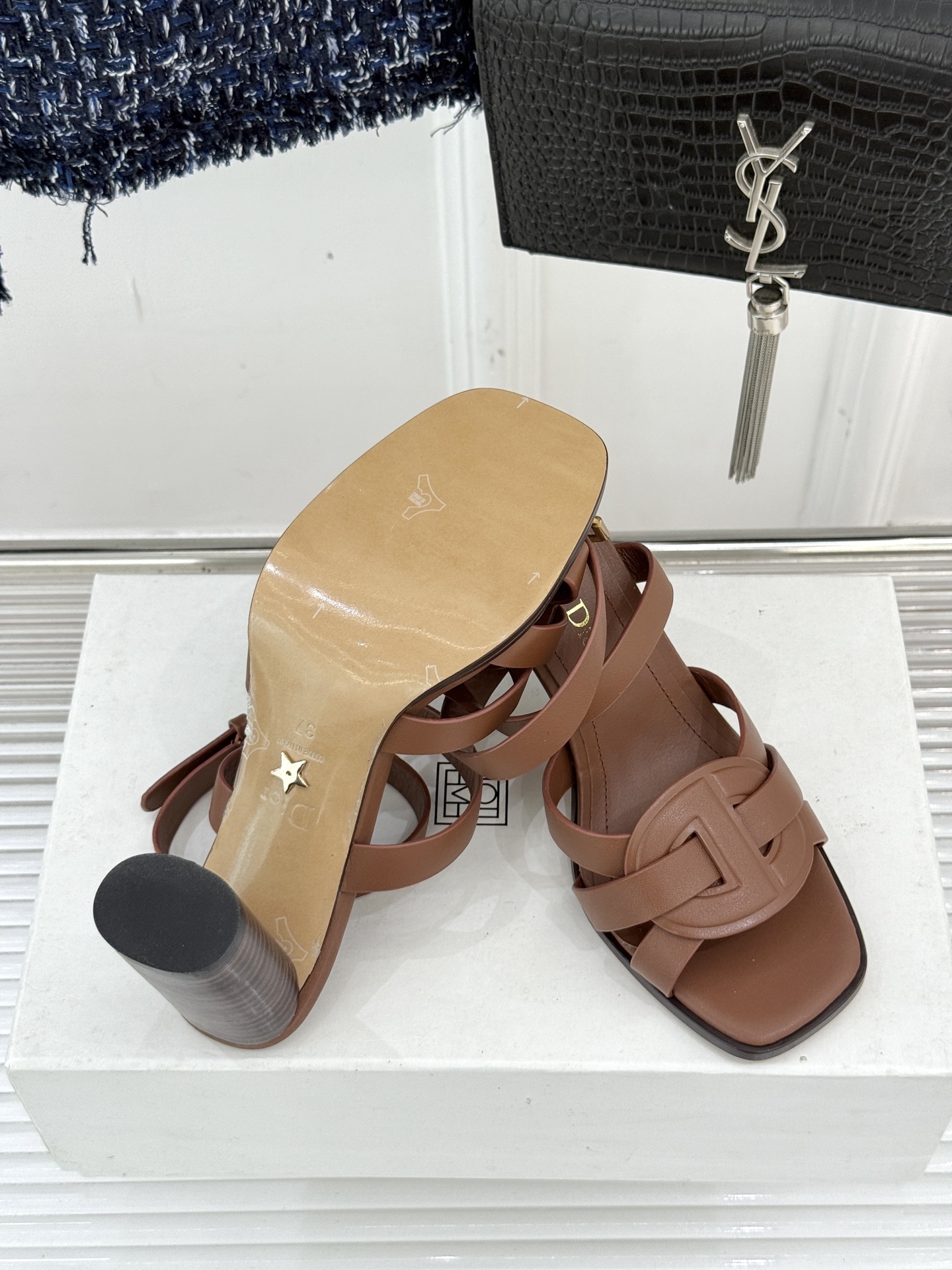 Dior/迪奥25WF新品编织粗跟凉鞋这双鞋是D家匠心工艺与时尚灵感的结晶为你的夏日穿搭注入浪漫法式风情