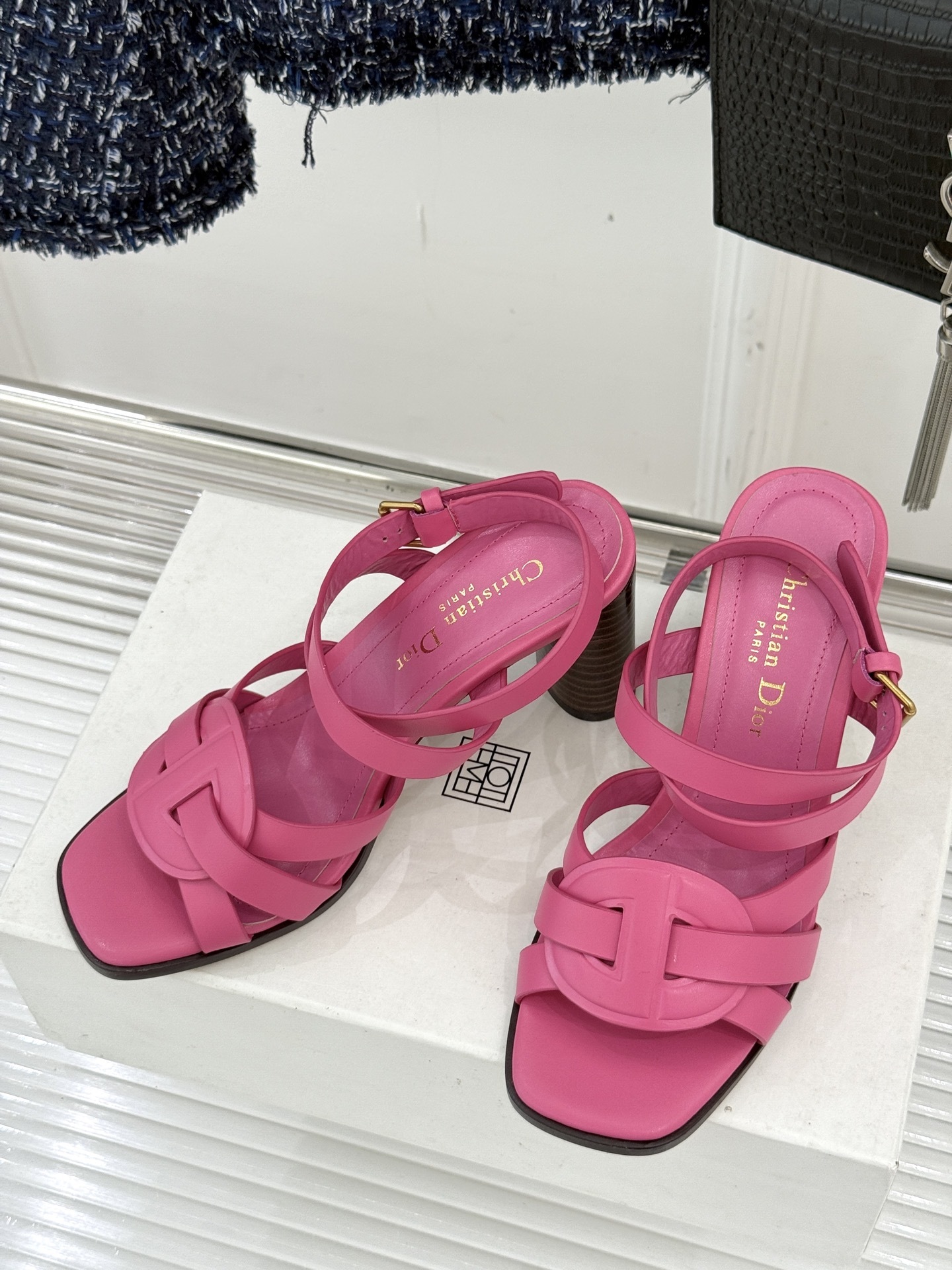 Dior/迪奥25WF新品编织粗跟凉鞋这双鞋是D家匠心工艺与时尚灵感的结晶为你的夏日穿搭注入浪漫法式风情