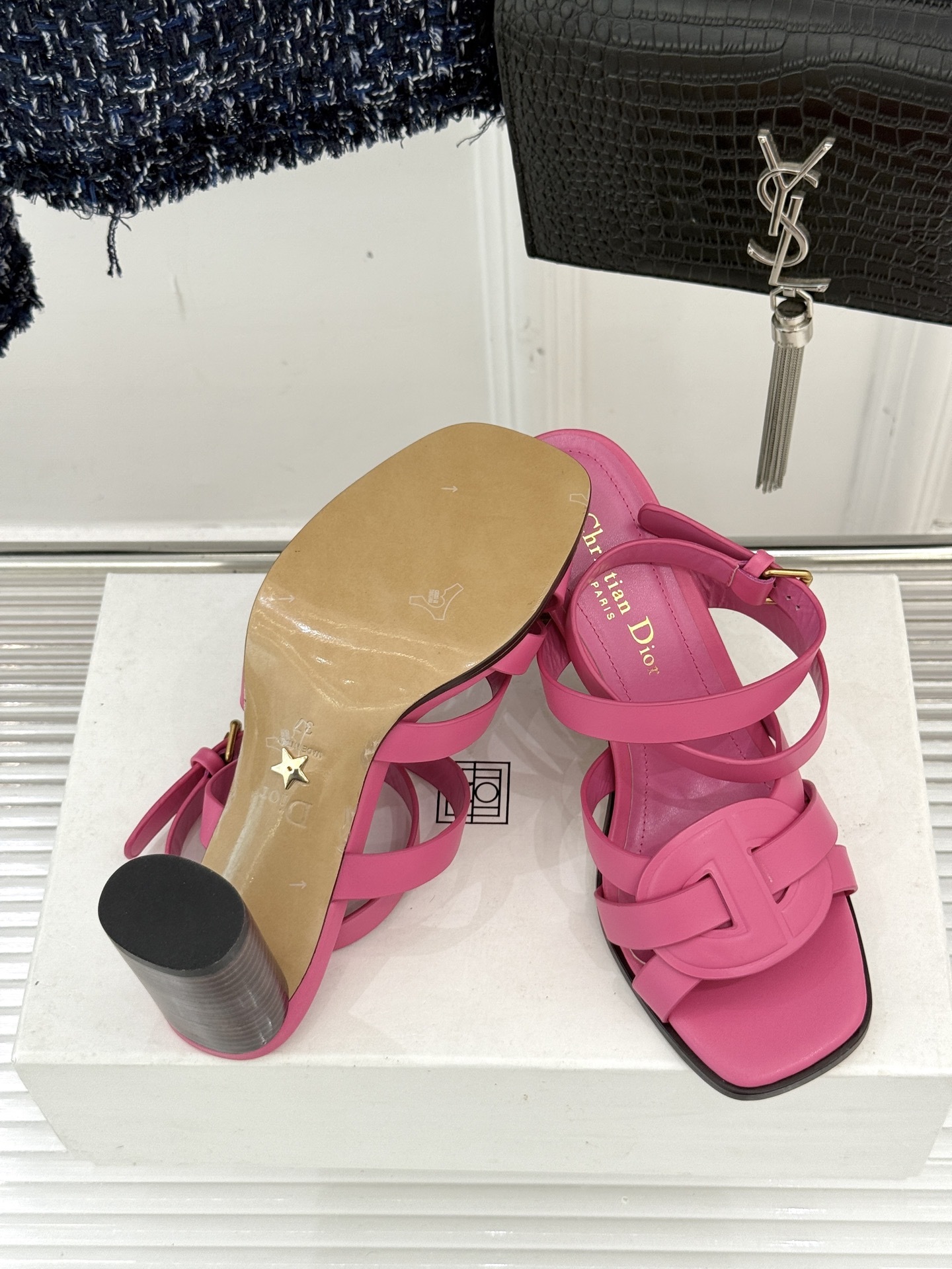 Dior/迪奥25WF新品编织粗跟凉鞋这双鞋是D家匠心工艺与时尚灵感的结晶为你的夏日穿搭注入浪漫法式风情