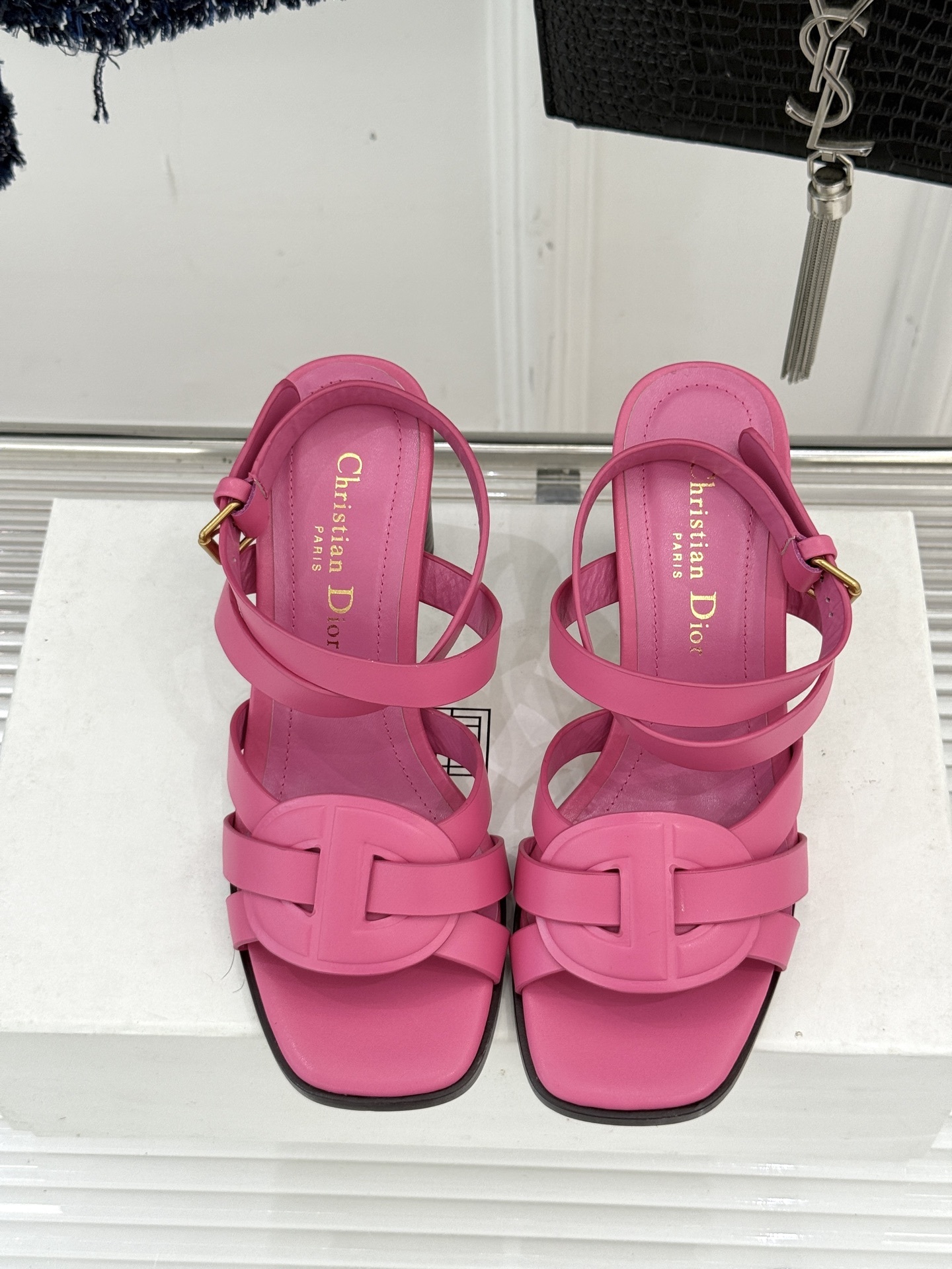 Dior/迪奥25WF新品编织粗跟凉鞋这双鞋是D家匠心工艺与时尚灵感的结晶为你的夏日穿搭注入浪漫法式风情