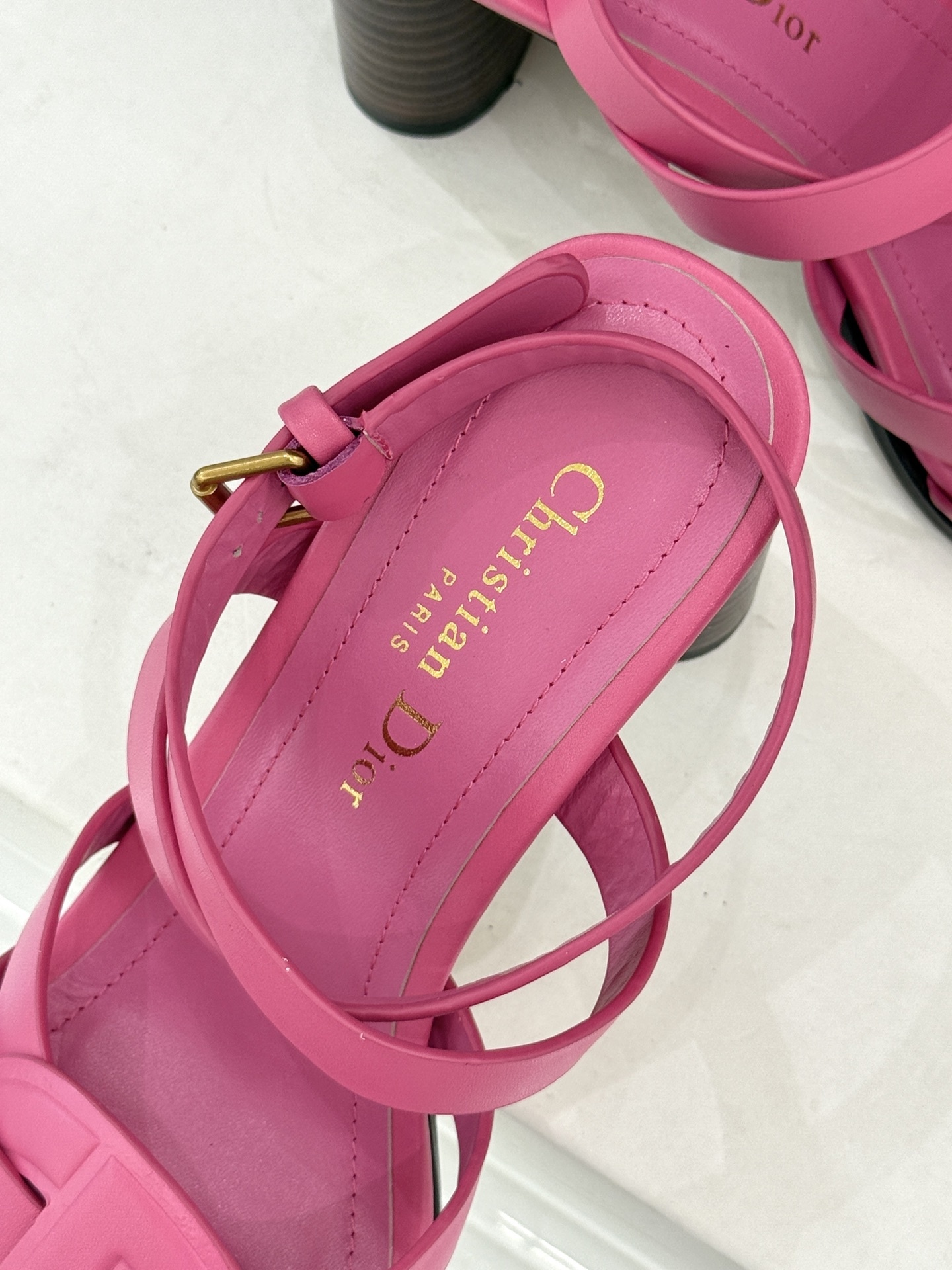 Dior/迪奥25WF新品编织粗跟凉鞋这双鞋是D家匠心工艺与时尚灵感的结晶为你的夏日穿搭注入浪漫法式风情