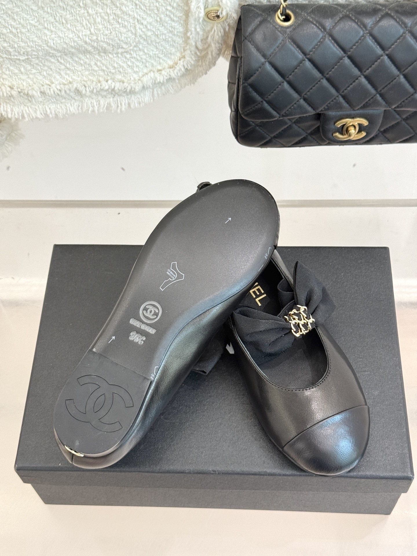 CHANE*|小香25K新品链条蝴蝶结拼色平底玛丽珍鞋当小香的经典美学遇上时尚新风潮这双鞋就成为时尚圈当