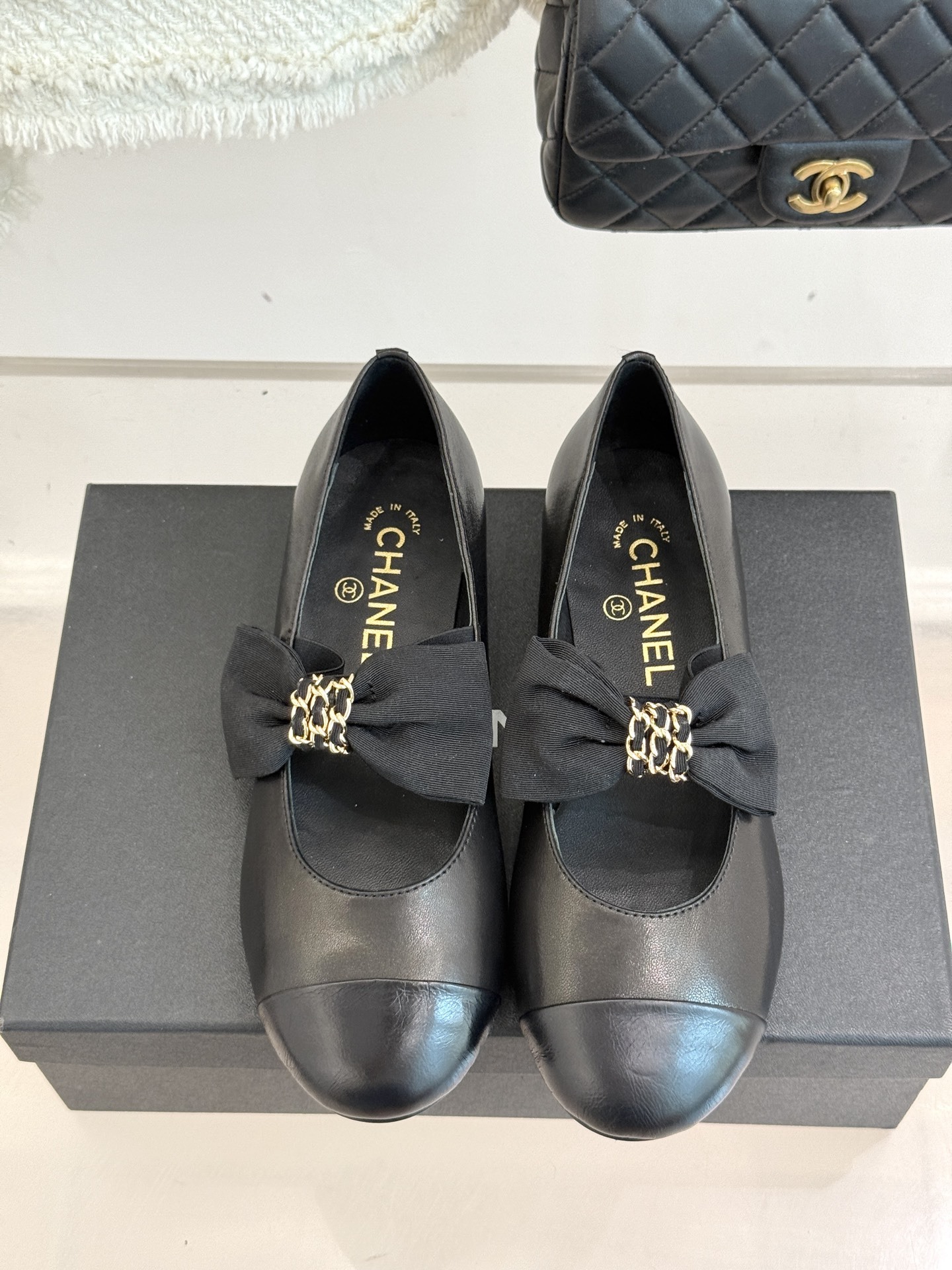 CHANE*|小香25K新品链条蝴蝶结拼色平底玛丽珍鞋当小香的经典美学遇上时尚新风潮这双鞋就成为时尚圈当