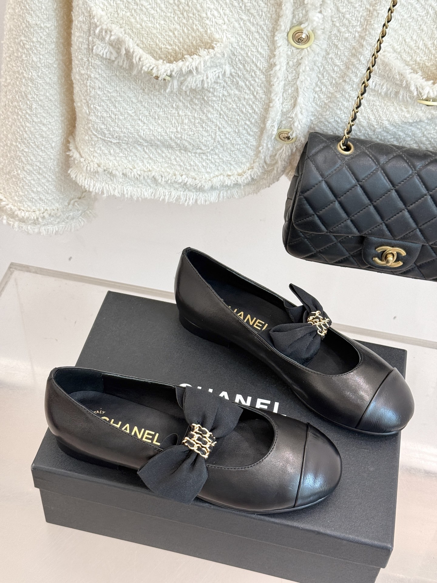 CHANE*|小香25K新品链条蝴蝶结拼色平底玛丽珍鞋当小香的经典美学遇上时尚新风潮这双鞋就成为时尚圈当