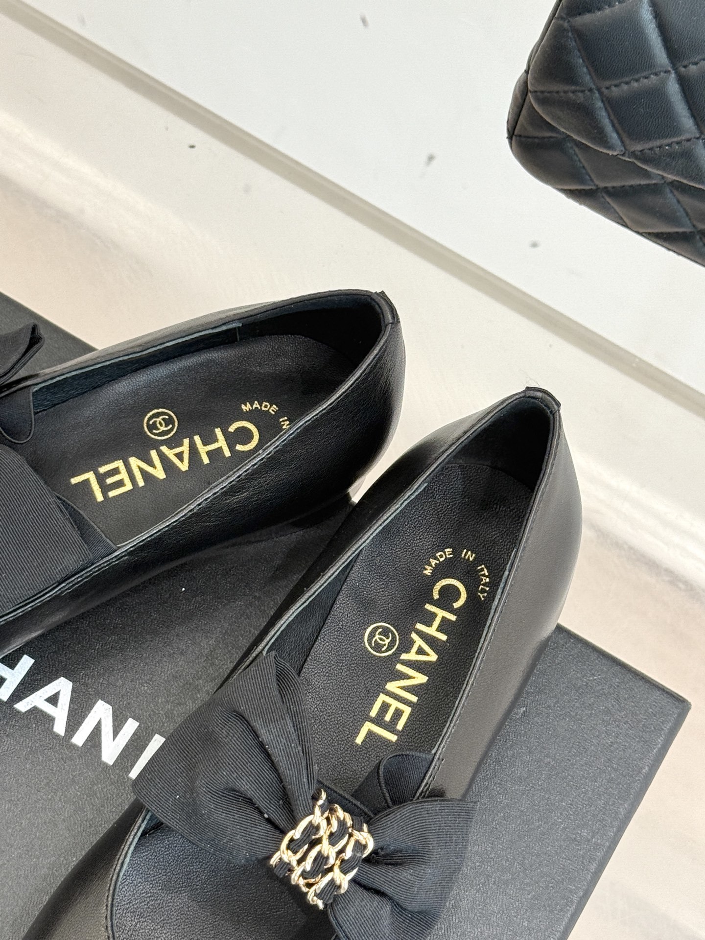 CHANE*|小香25K新品链条蝴蝶结拼色平底玛丽珍鞋当小香的经典美学遇上时尚新风潮这双鞋就成为时尚圈当