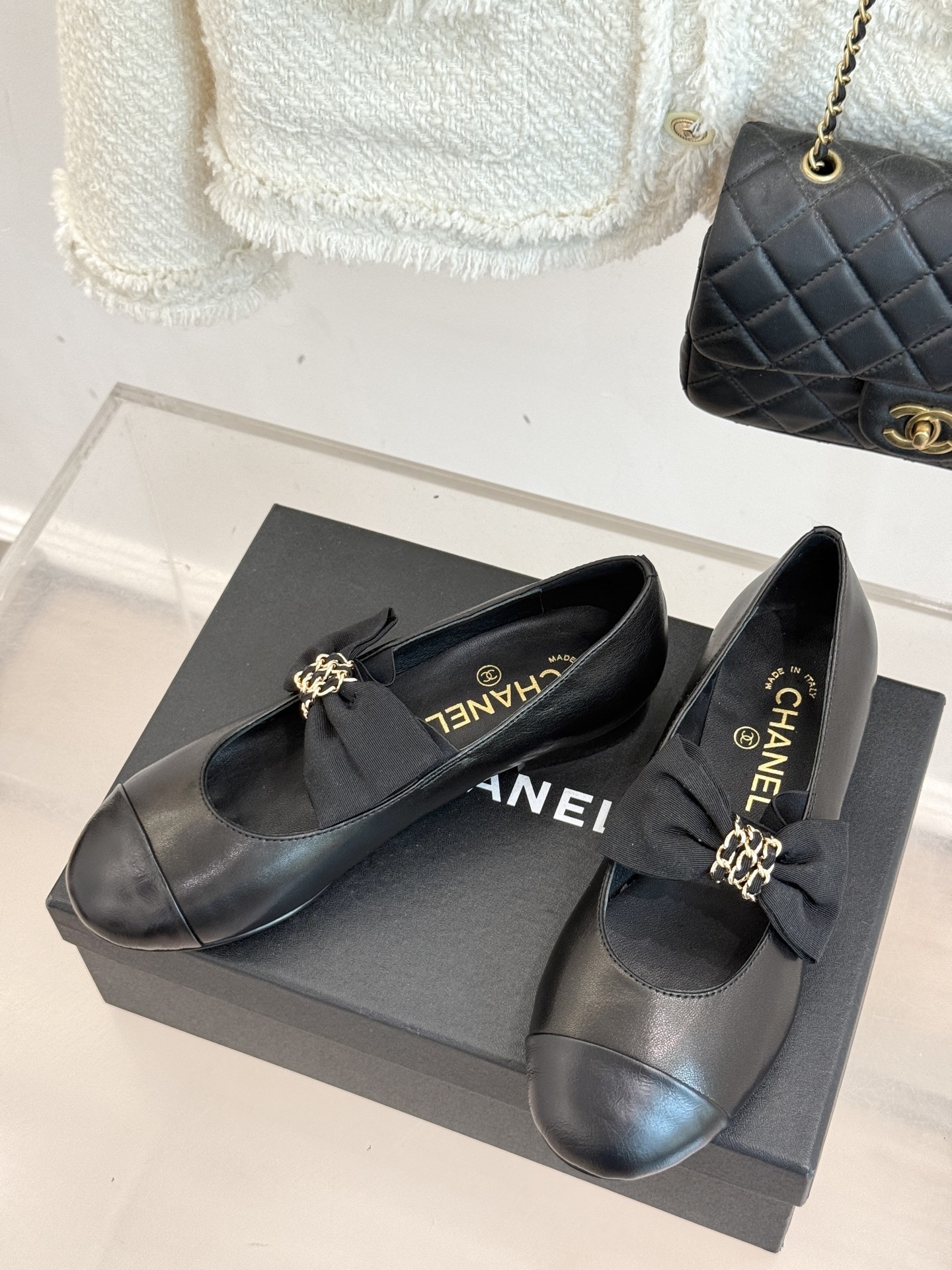 CHANE*|小香25K新品链条蝴蝶结拼色平底玛丽珍鞋当小香的经典美学遇上时尚新风潮这双鞋就成为时尚圈当