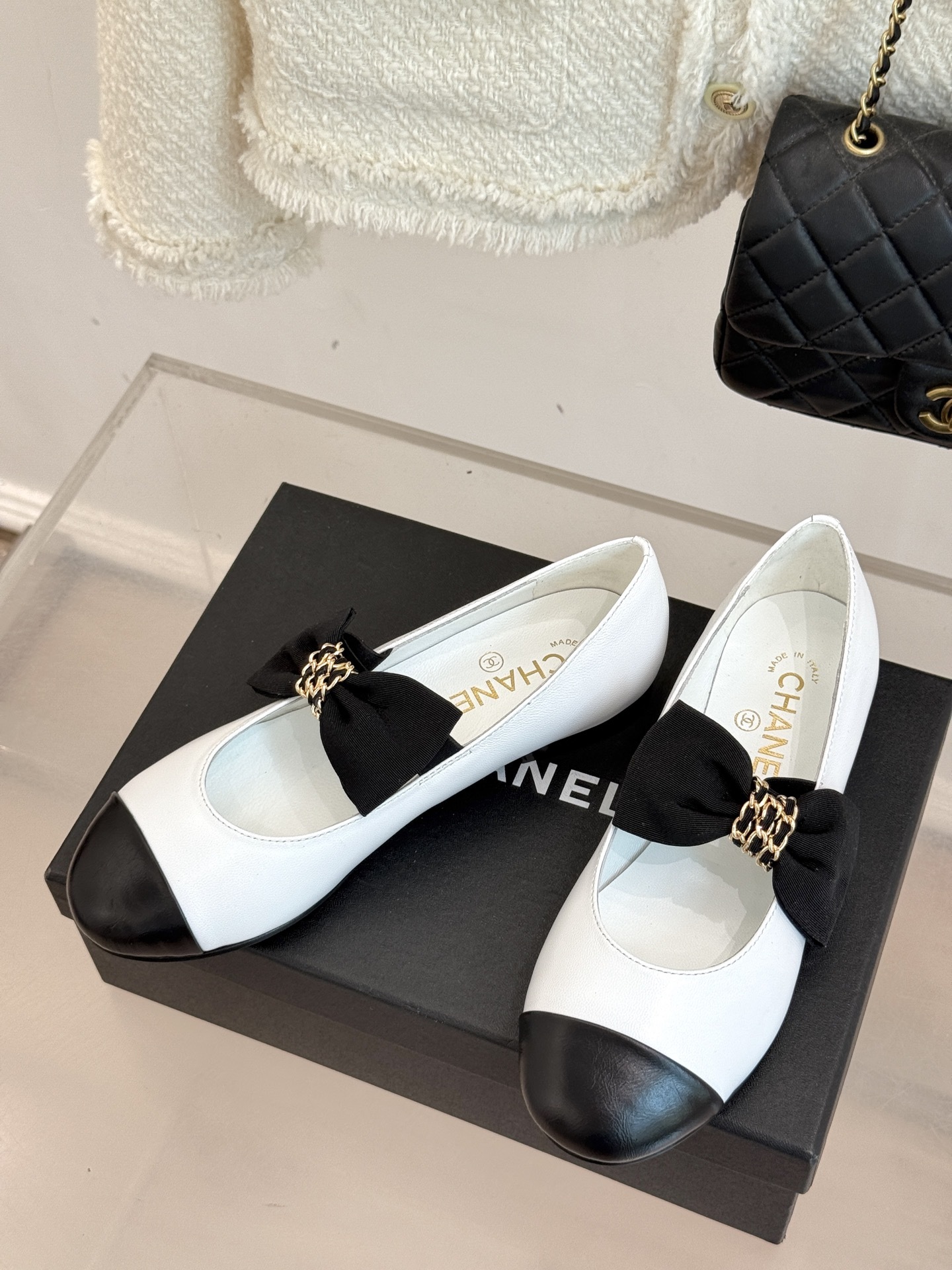CHANE*|小香25K新品链条蝴蝶结拼色平底玛丽珍鞋当小香的经典美学遇上时尚新风潮这双鞋就成为时尚圈当