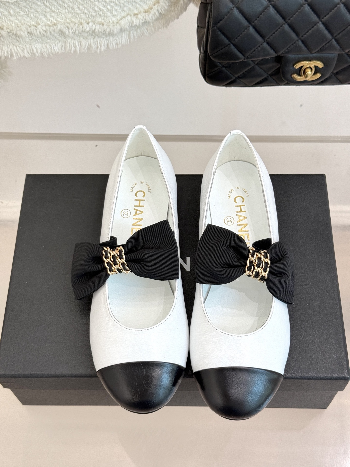 CHANE*|小香25K新品链条蝴蝶结拼色平底玛丽珍鞋当小香的经典美学遇上时尚新风潮这双鞋就成为时尚圈当