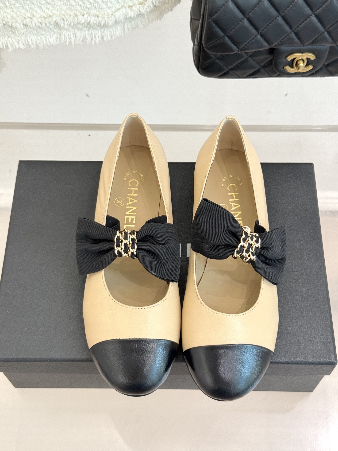 CHANE*|小香25K新品链条蝴蝶结拼色平底玛丽珍鞋当小香的经典美学遇上时尚新风潮这双鞋就成为时尚圈当