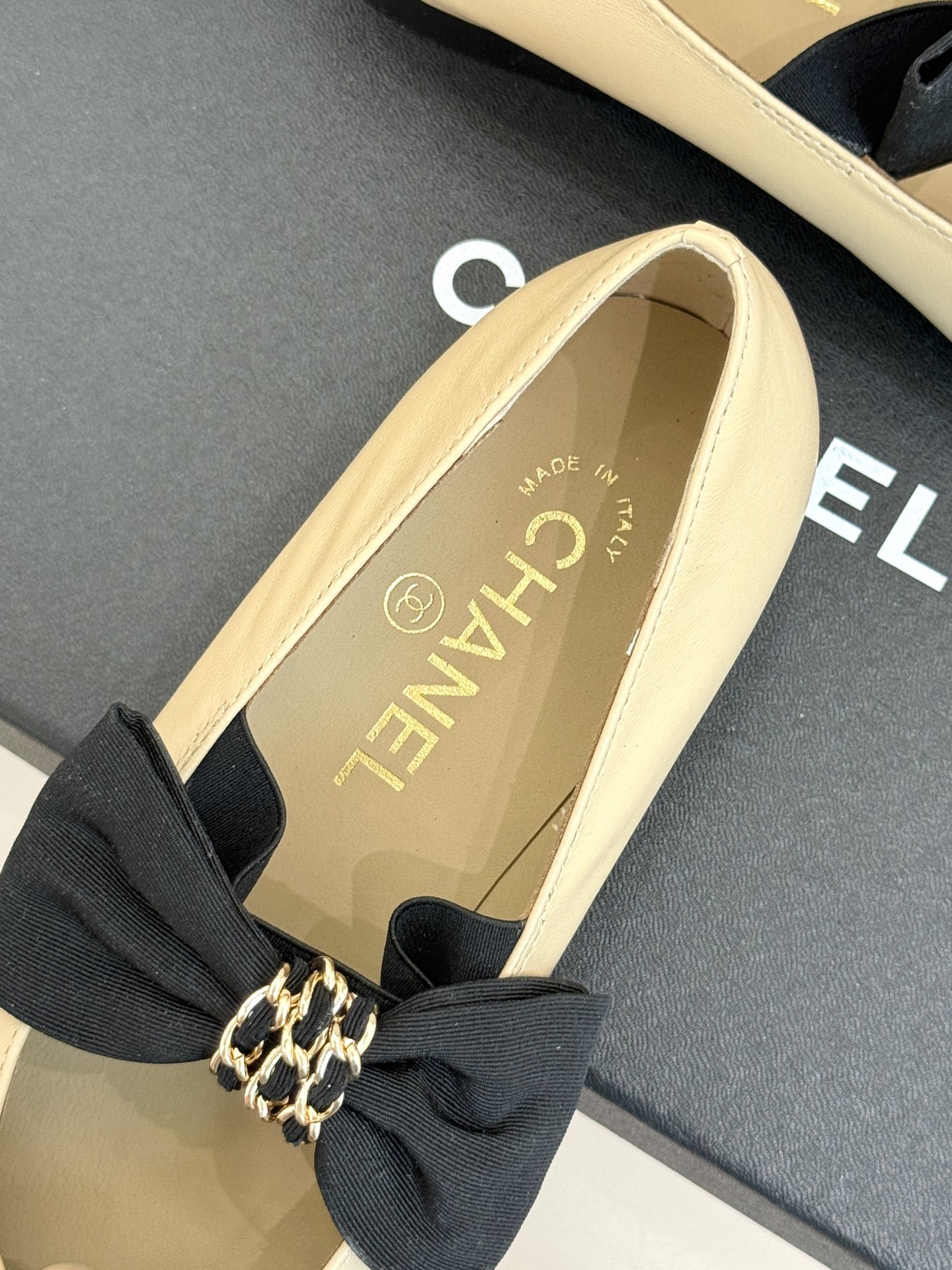 CHANE*|小香25K新品链条蝴蝶结拼色平底玛丽珍鞋当小香的经典美学遇上时尚新风潮这双鞋就成为时尚圈当