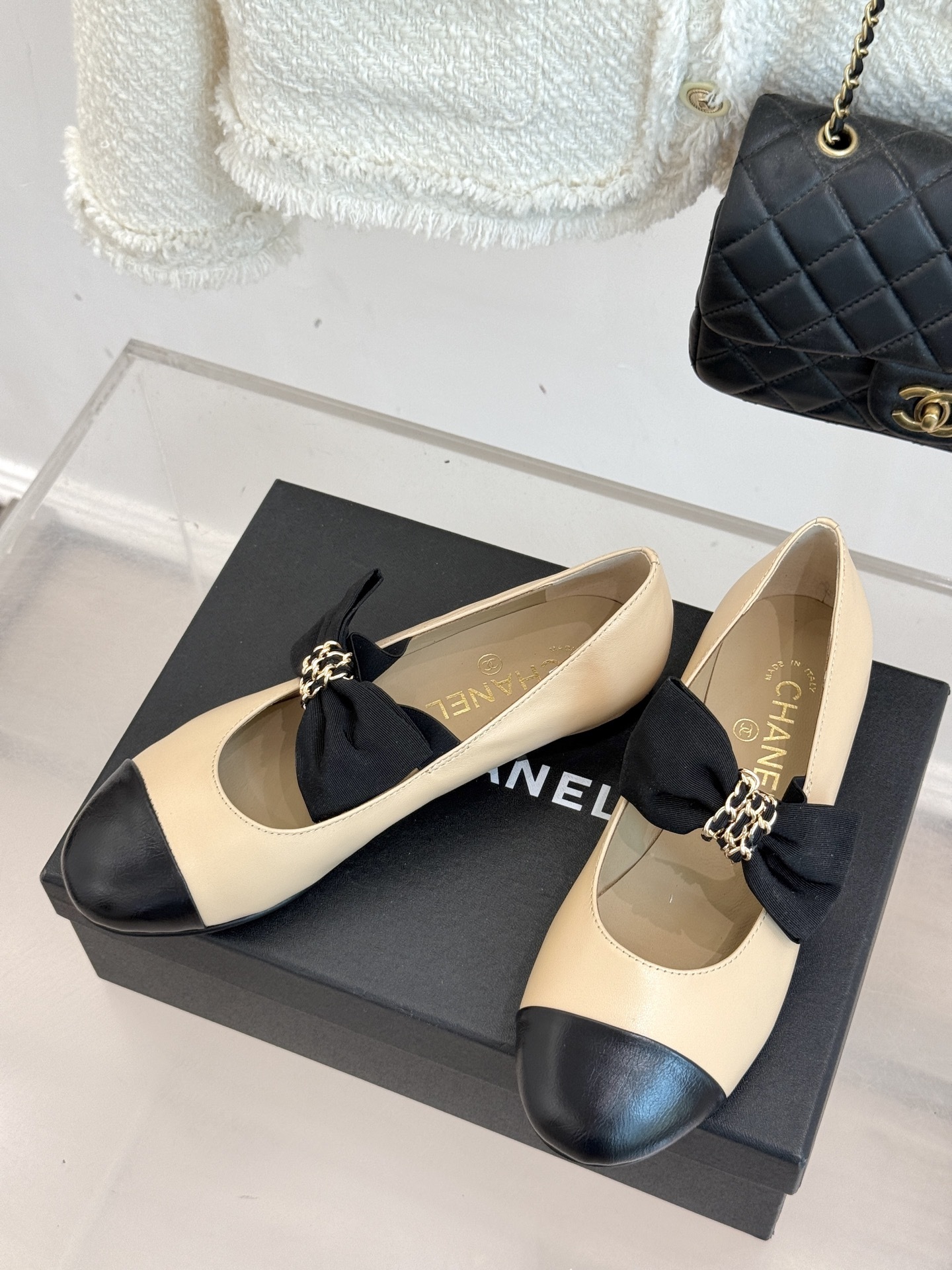 CHANE*|小香25K新品链条蝴蝶结拼色平底玛丽珍鞋当小香的经典美学遇上时尚新风潮这双鞋就成为时尚圈当