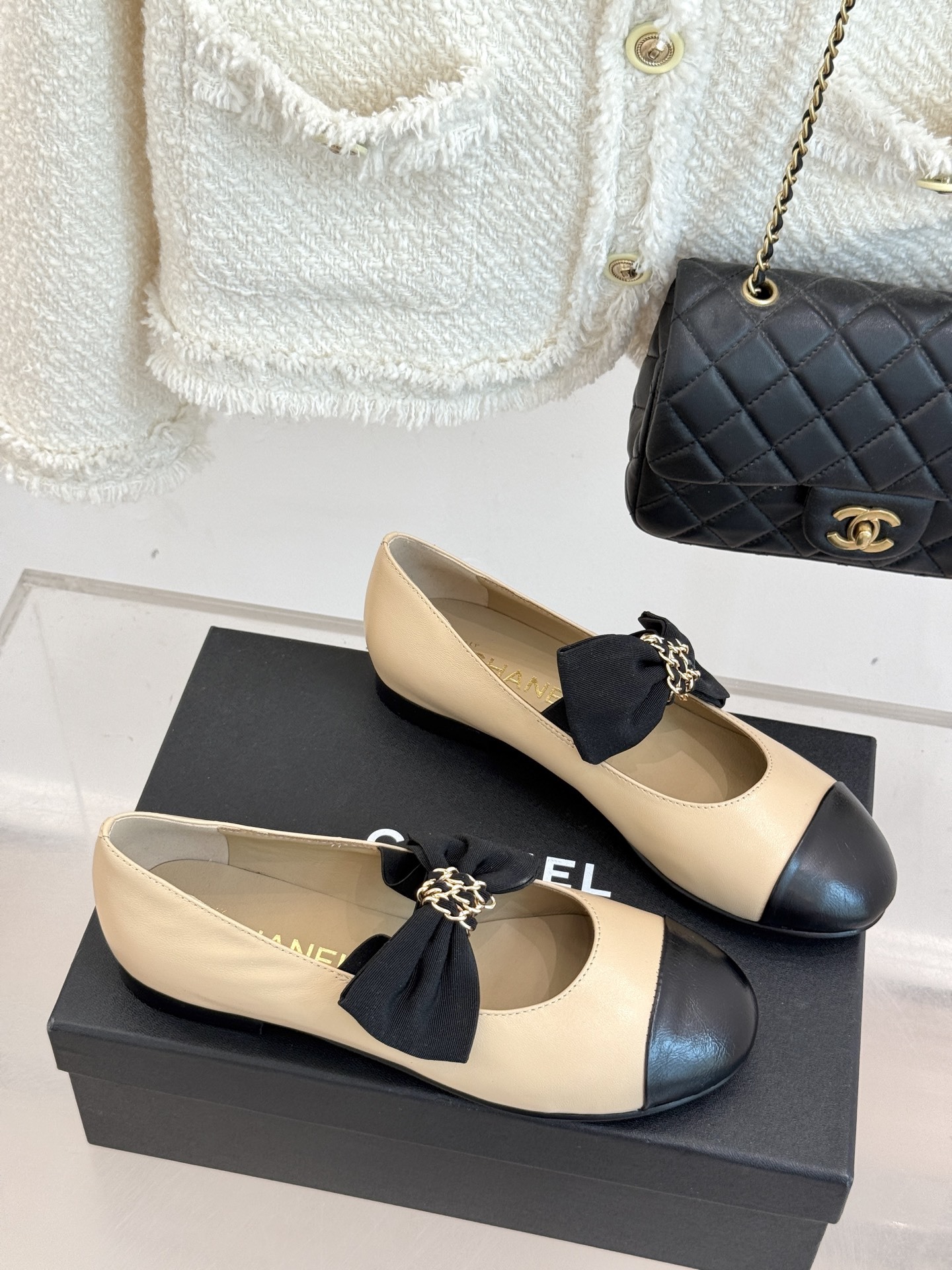 CHANE*|小香25K新品链条蝴蝶结拼色平底玛丽珍鞋当小香的经典美学遇上时尚新风潮这双鞋就成为时尚圈当