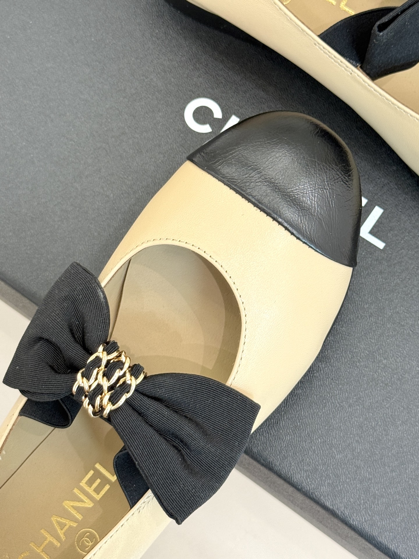 CHANE*|小香25K新品链条蝴蝶结拼色平底玛丽珍鞋当小香的经典美学遇上时尚新风潮这双鞋就成为时尚圈当